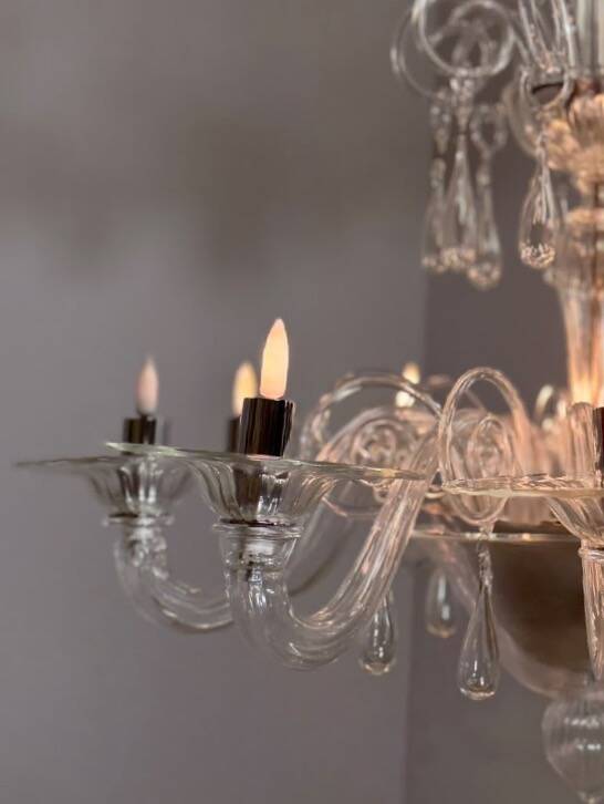 Venetian chandelier in transparent Murano glass with 10 light arms, circa 1980.