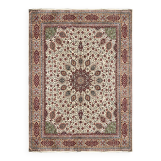 Magnificent Persian carpet from Tabriz, Iran, made of wool and silk: 435 x 350 cm.