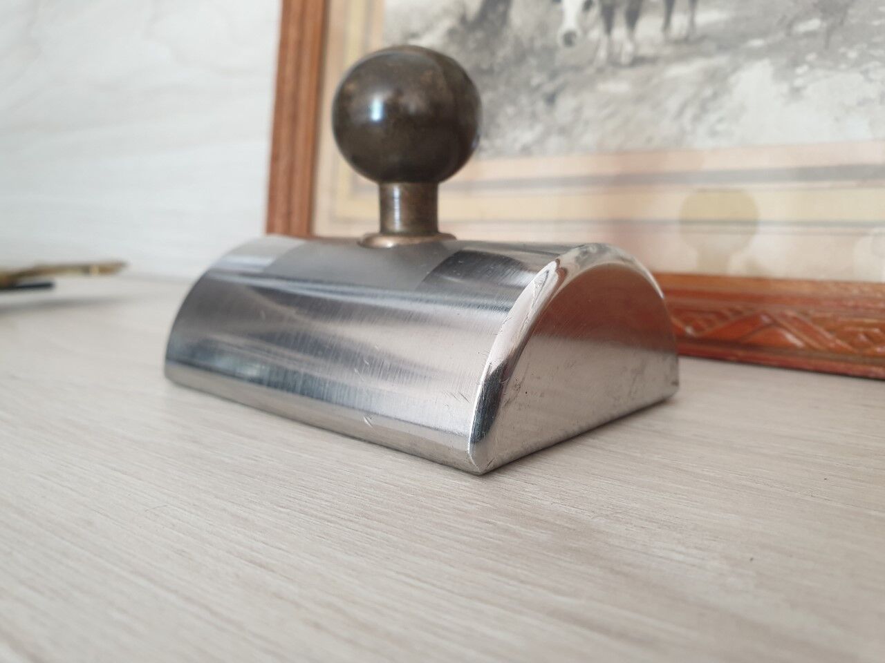 Presse papier métal