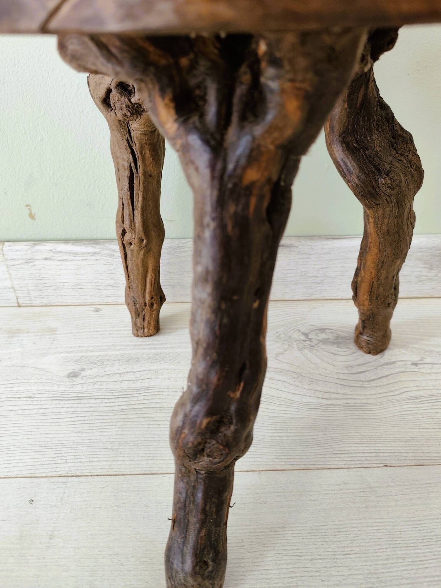 Tabouret brutaliste en ceps de vigne