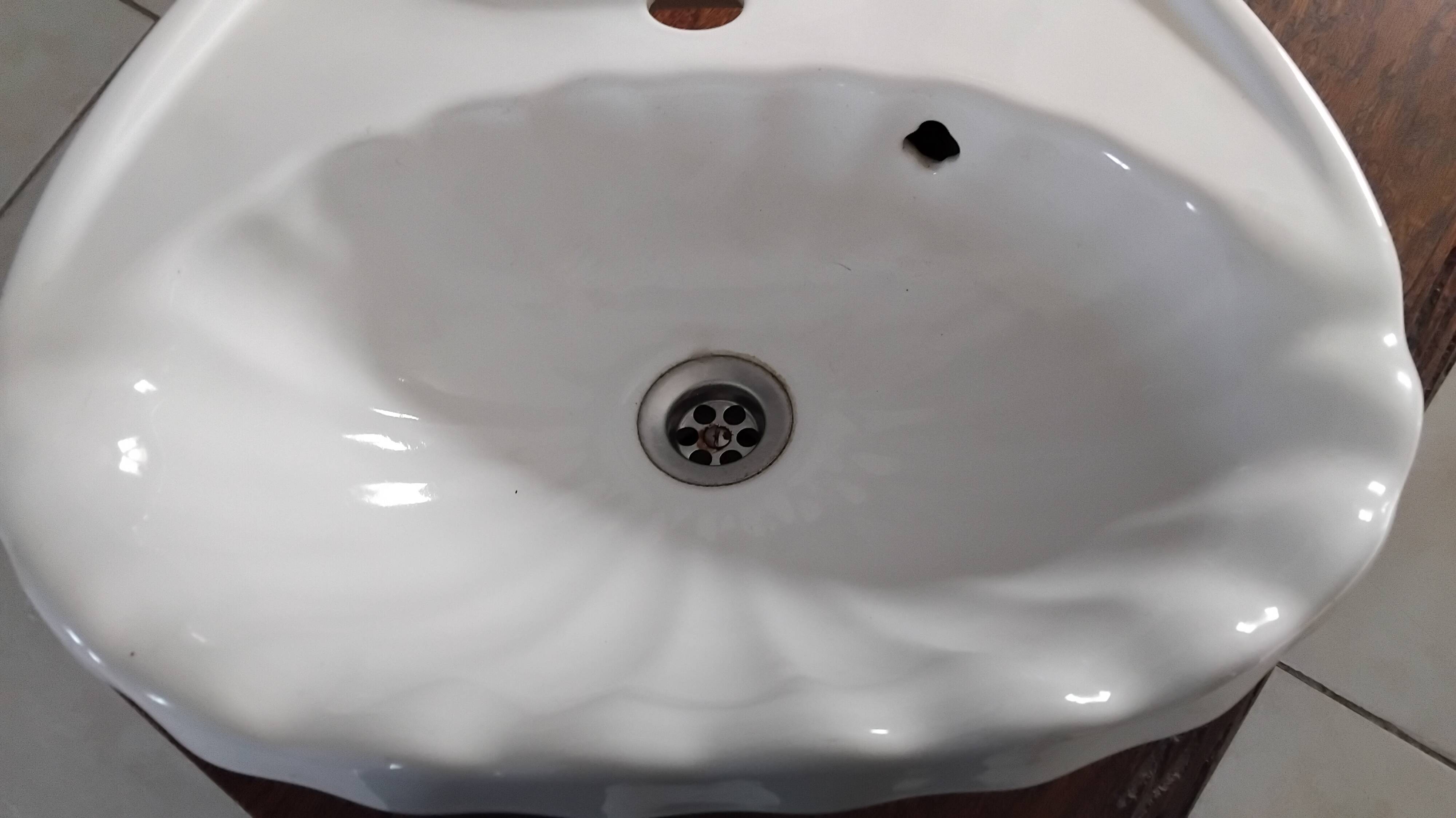 Ceramic seashell-shaped washbasin