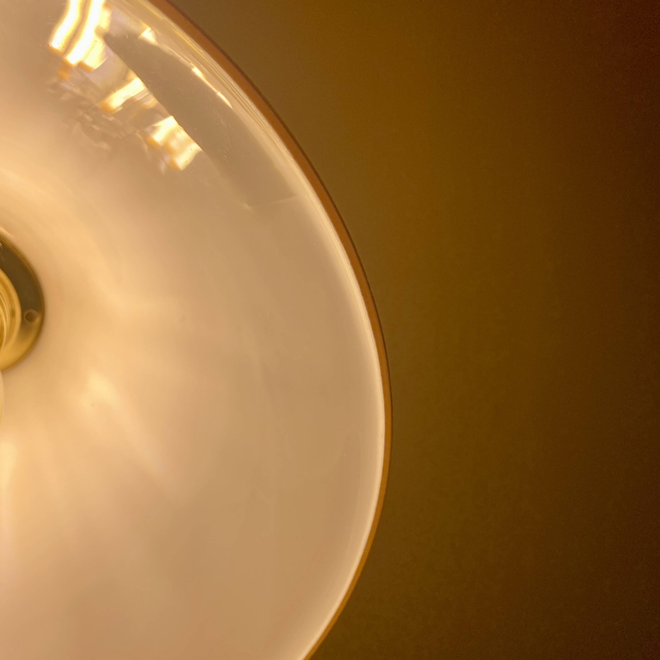 Suspension lampshade in yellow and white opaline