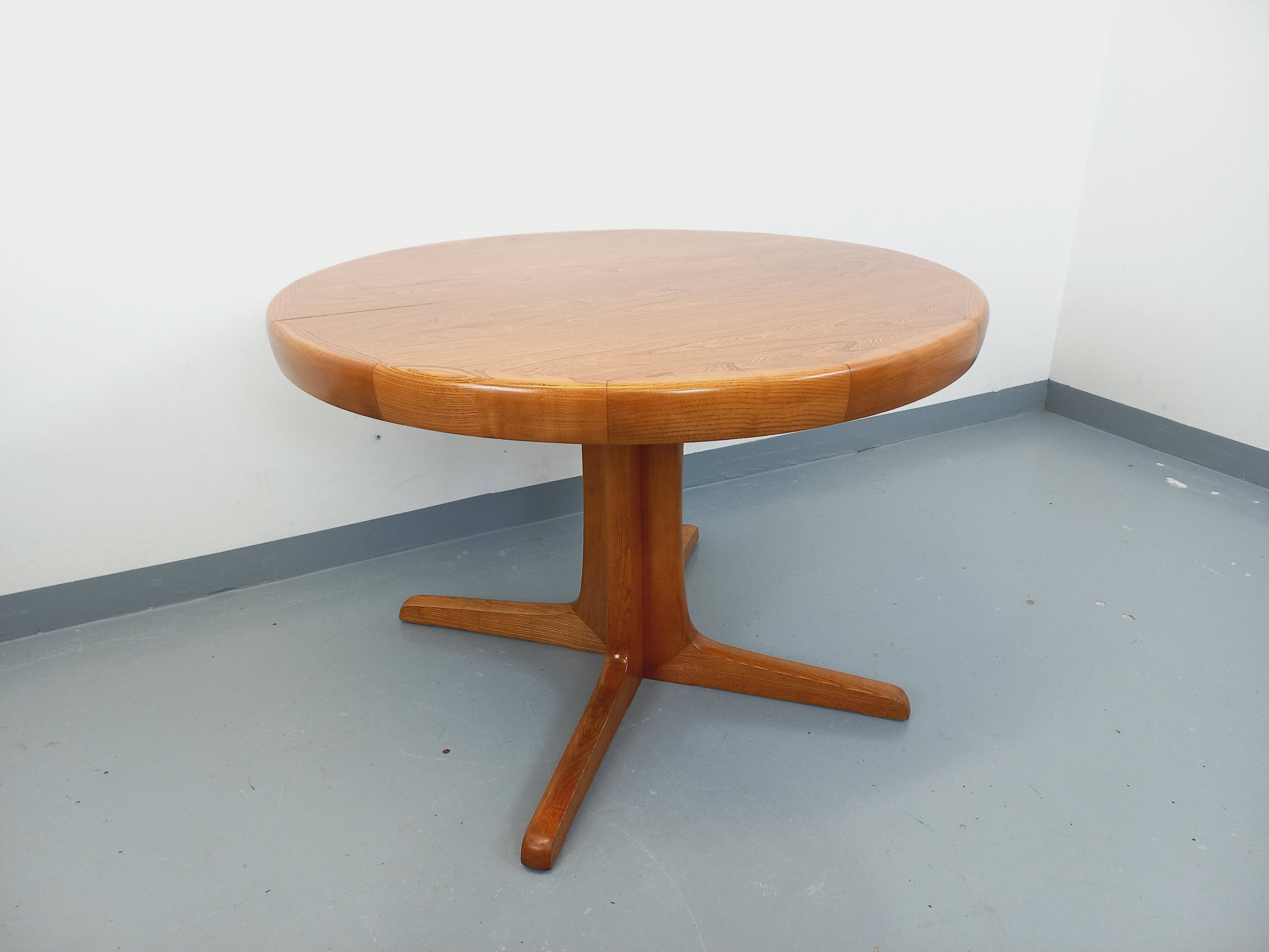 Vintage round dining table in Scandinavian style from the 60s and 70s in elm.
