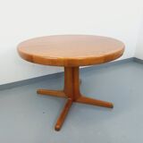 Vintage round dining table in Scandinavian style from the 60s and 70s in elm.