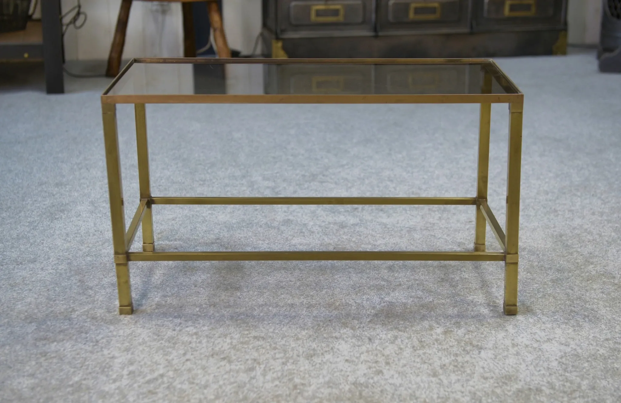 Table basse en laiton et verre fumé 1950’s