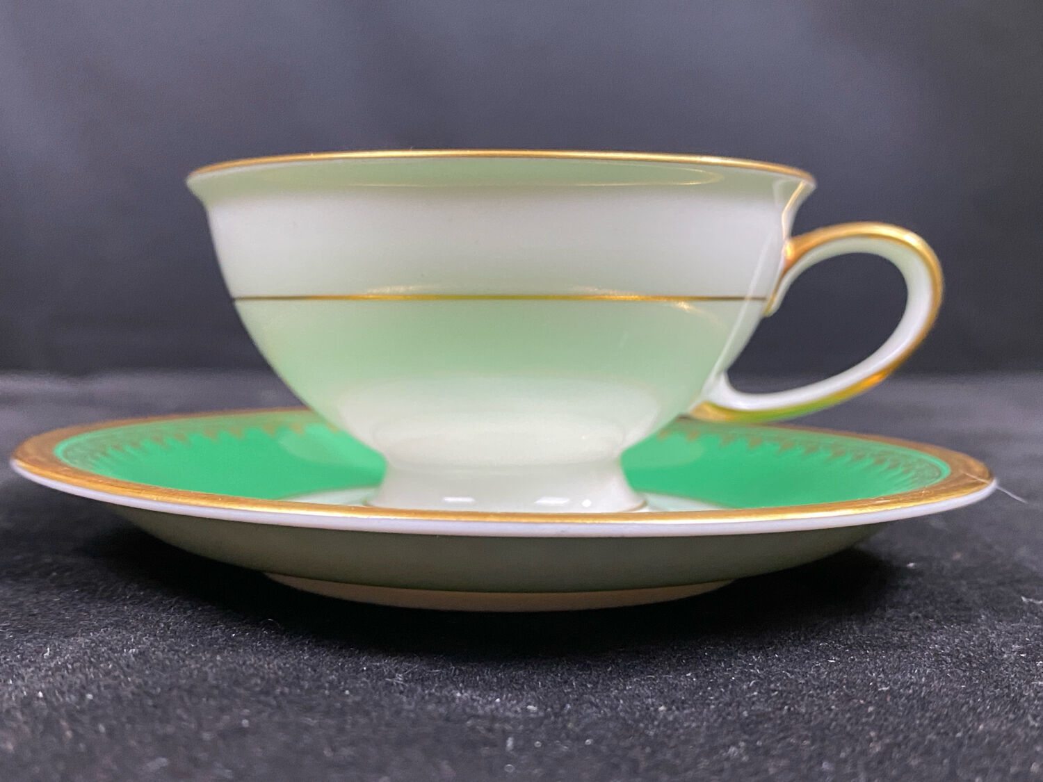 Complete set of 12 Art Deco fine porcelain cups and saucers Ros.