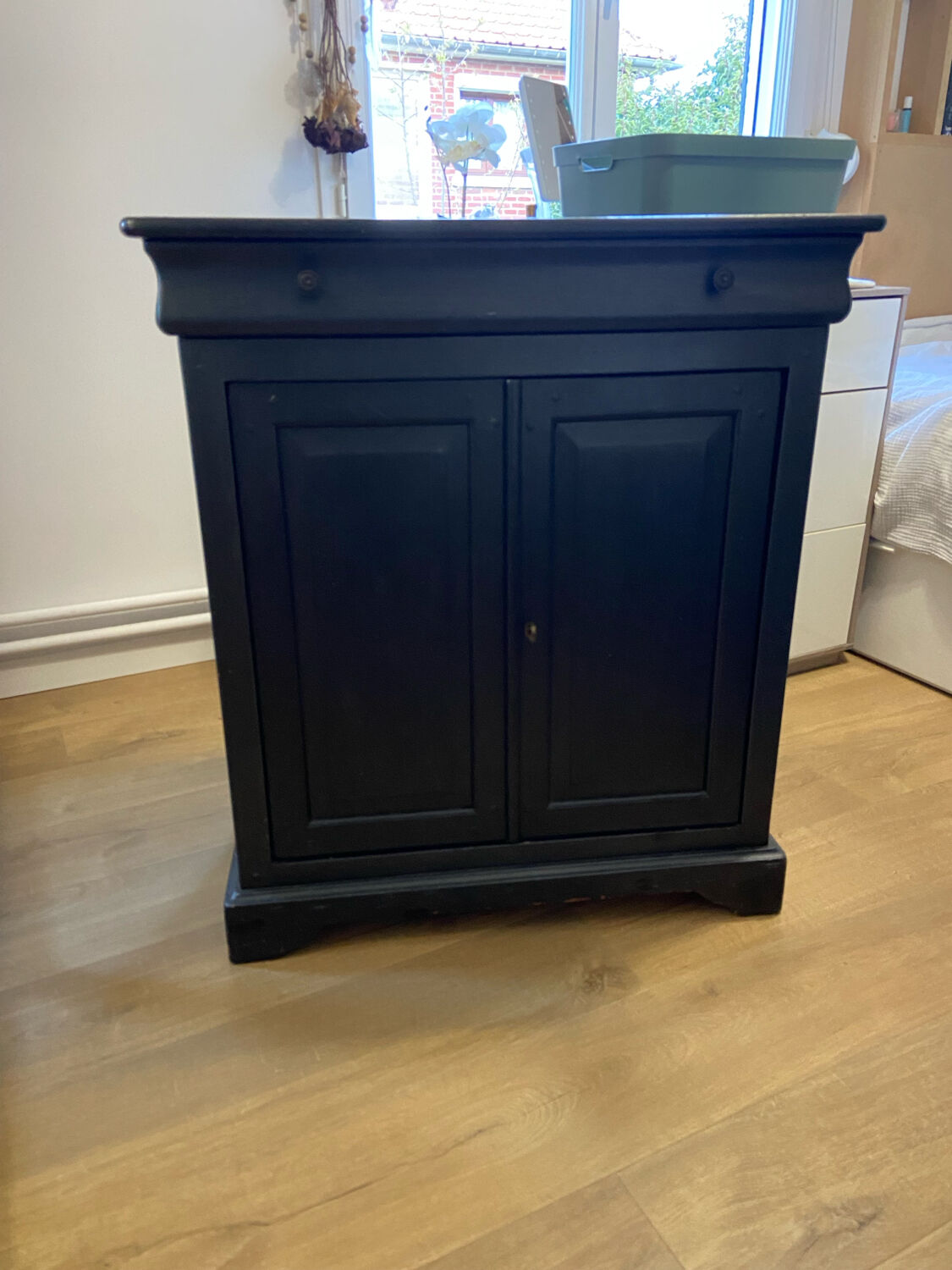 Buffet with two doors and one drawer