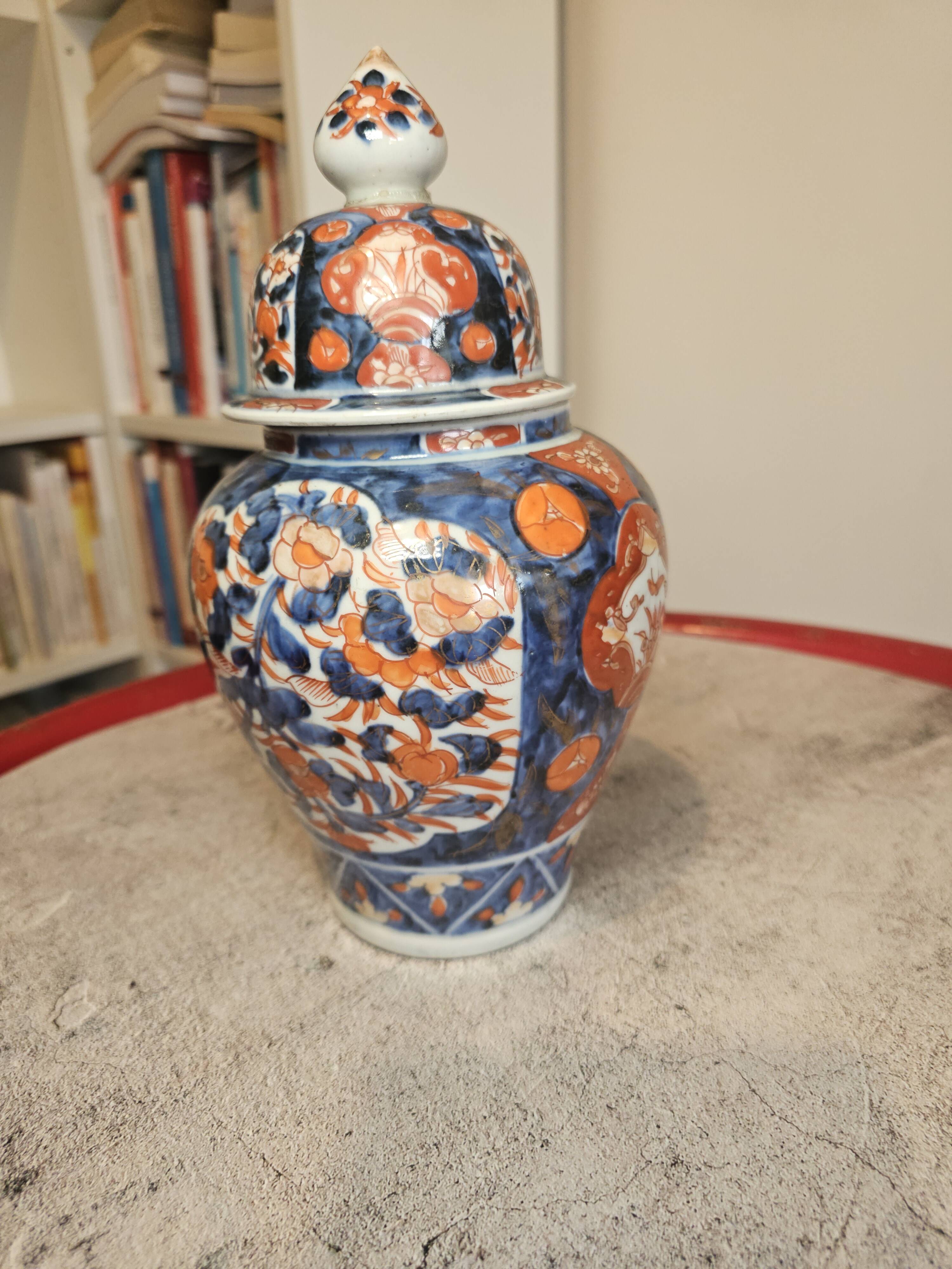 Pot with lid in Imari-style porcelain from Japan.