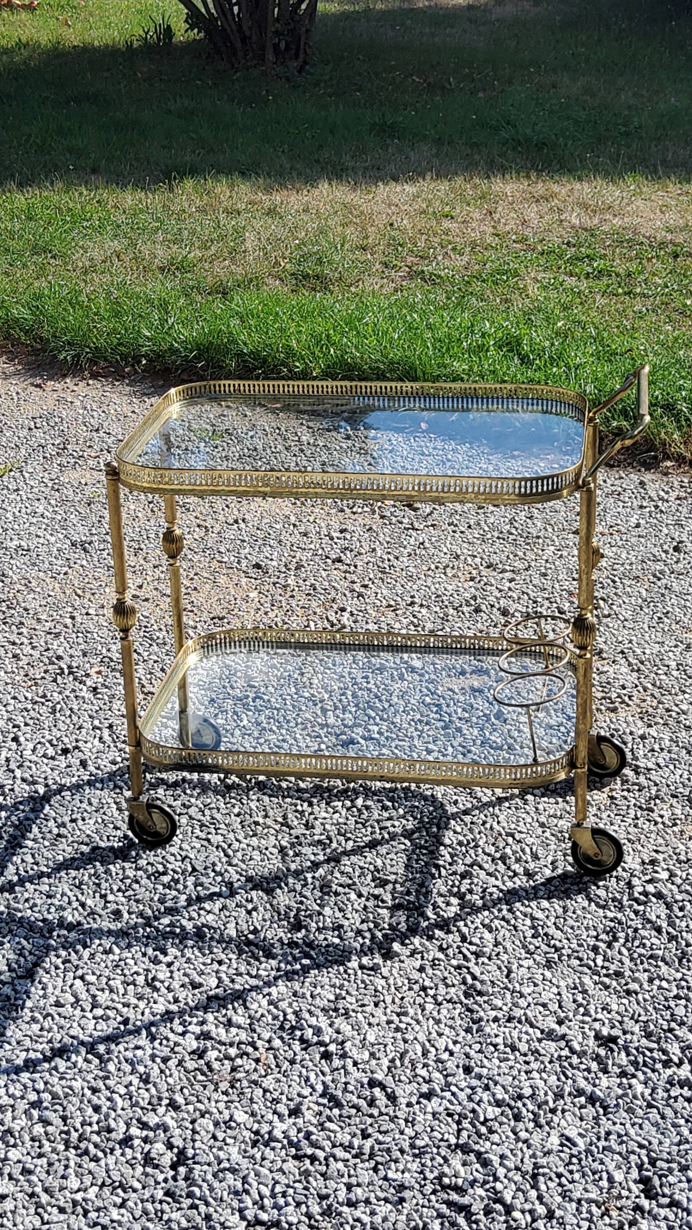 Desserte roulante des années 50-60 en laiton doré double plateaux en verre