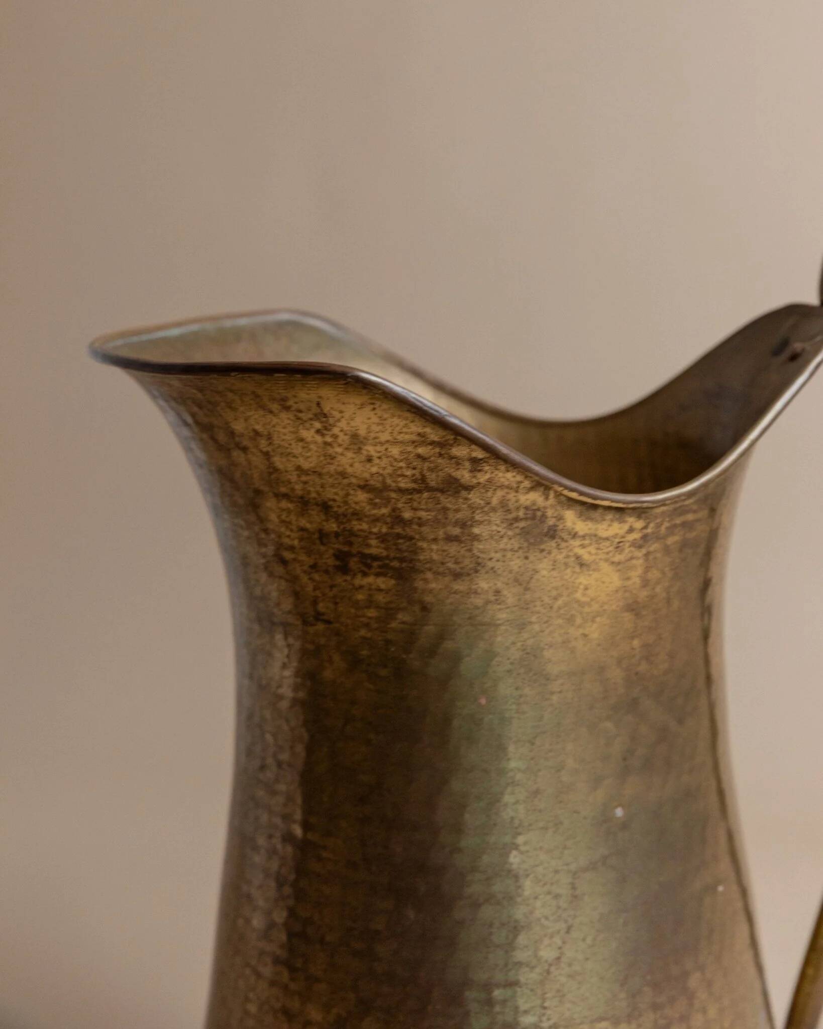 XXL vintage brass jug handmade in Italy (1950s) – golden brass vase with patina and elegant handle
