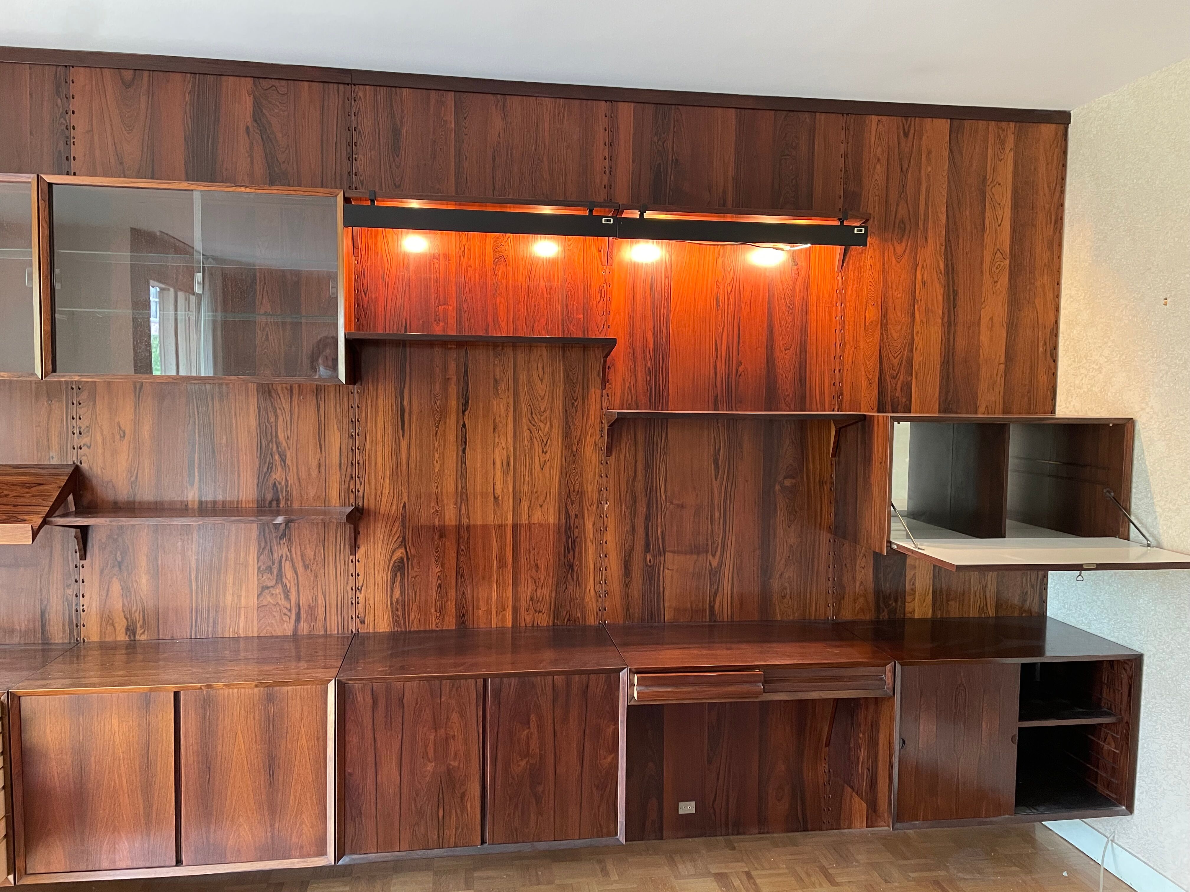 "Royal" wall system by Poul Cadovious