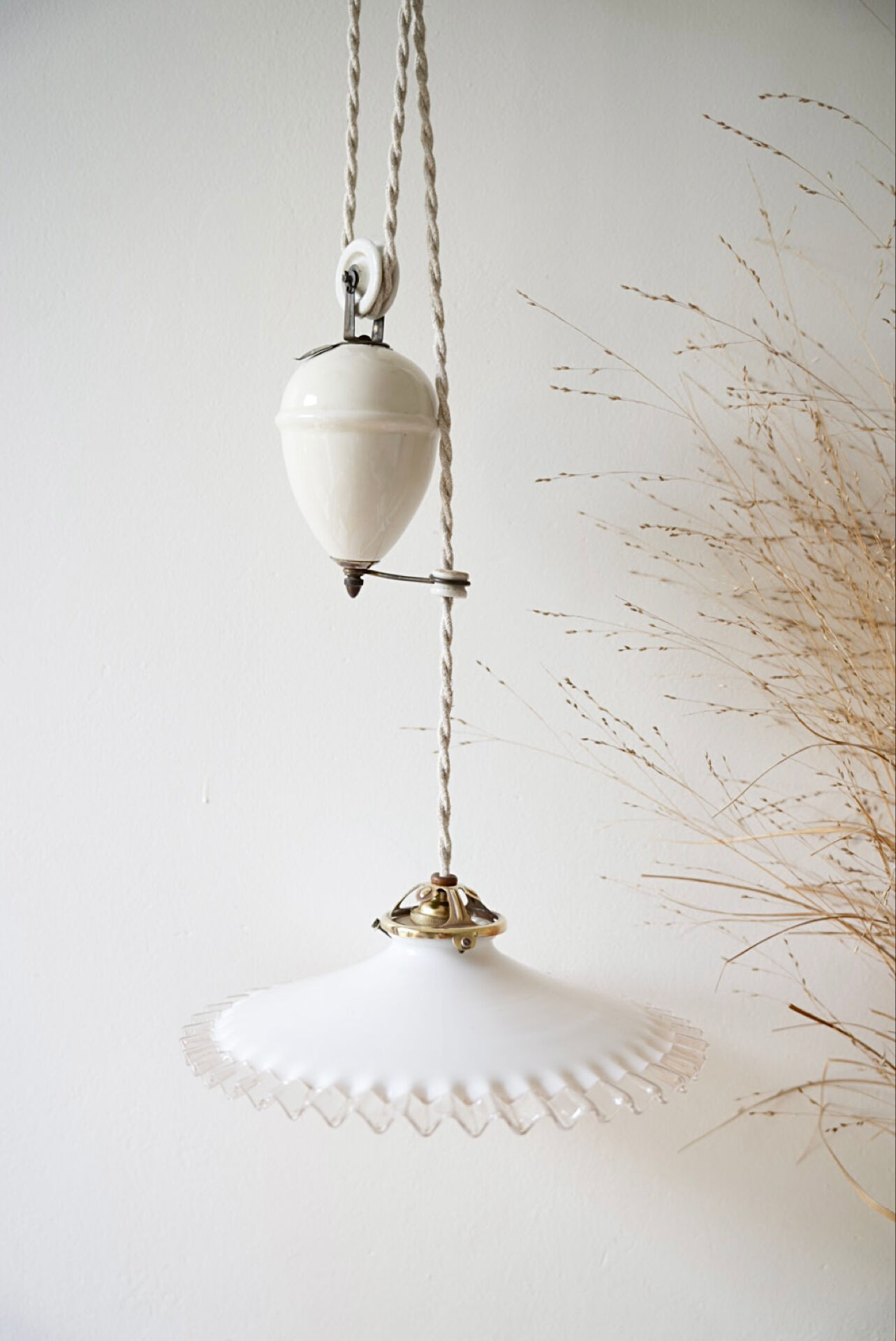 Opaline suspension, adjustable height.
