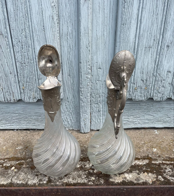 Deux AIGUIÈRE CARAFE À VIN