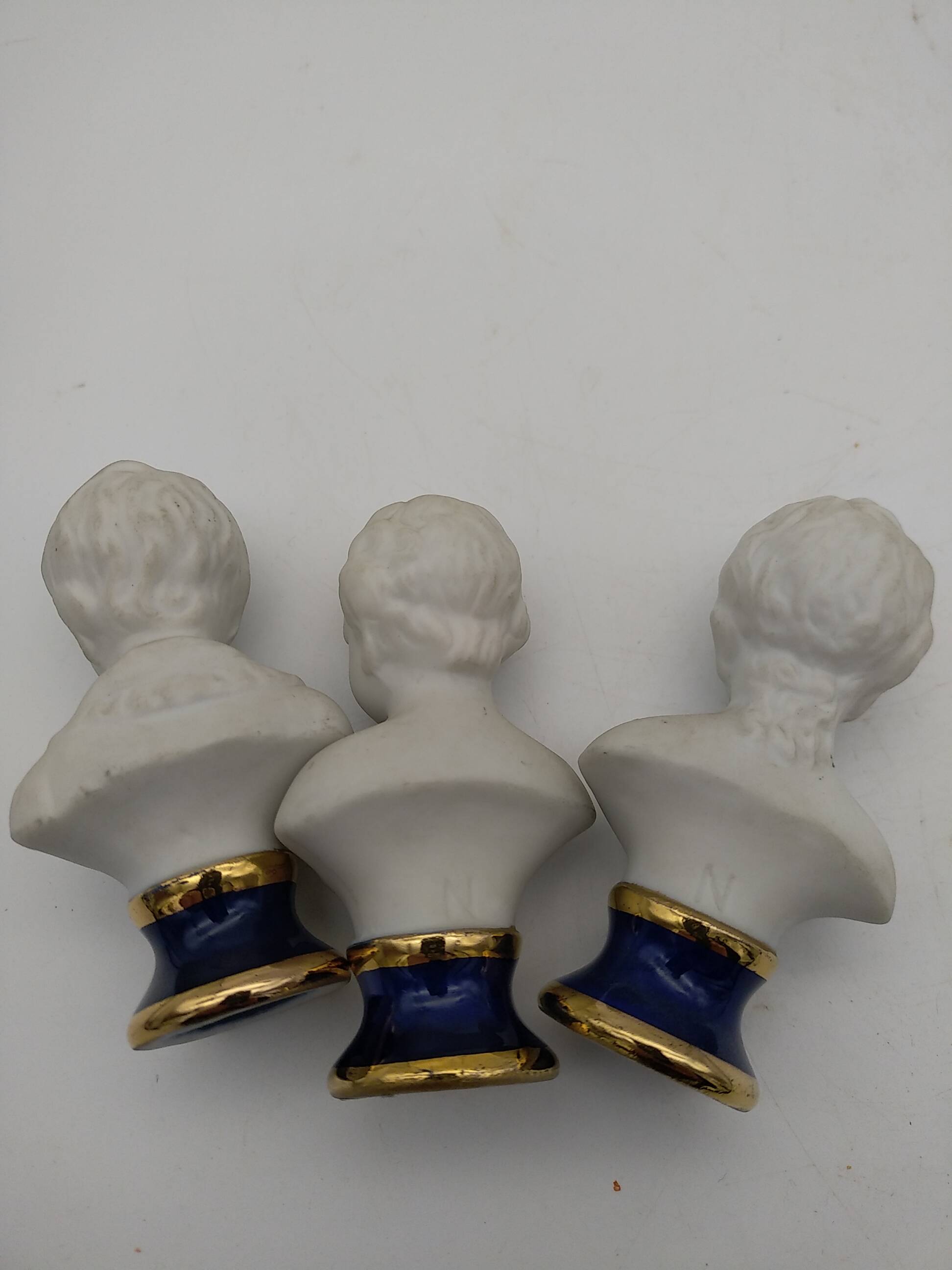 Bustes enfants en biscuit .Capodimonte. 9 cm .