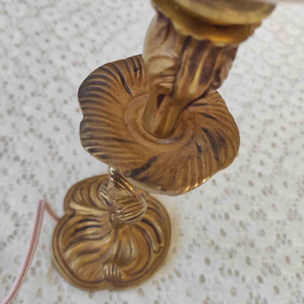 Pink clichy globe lamp and golden metal foot