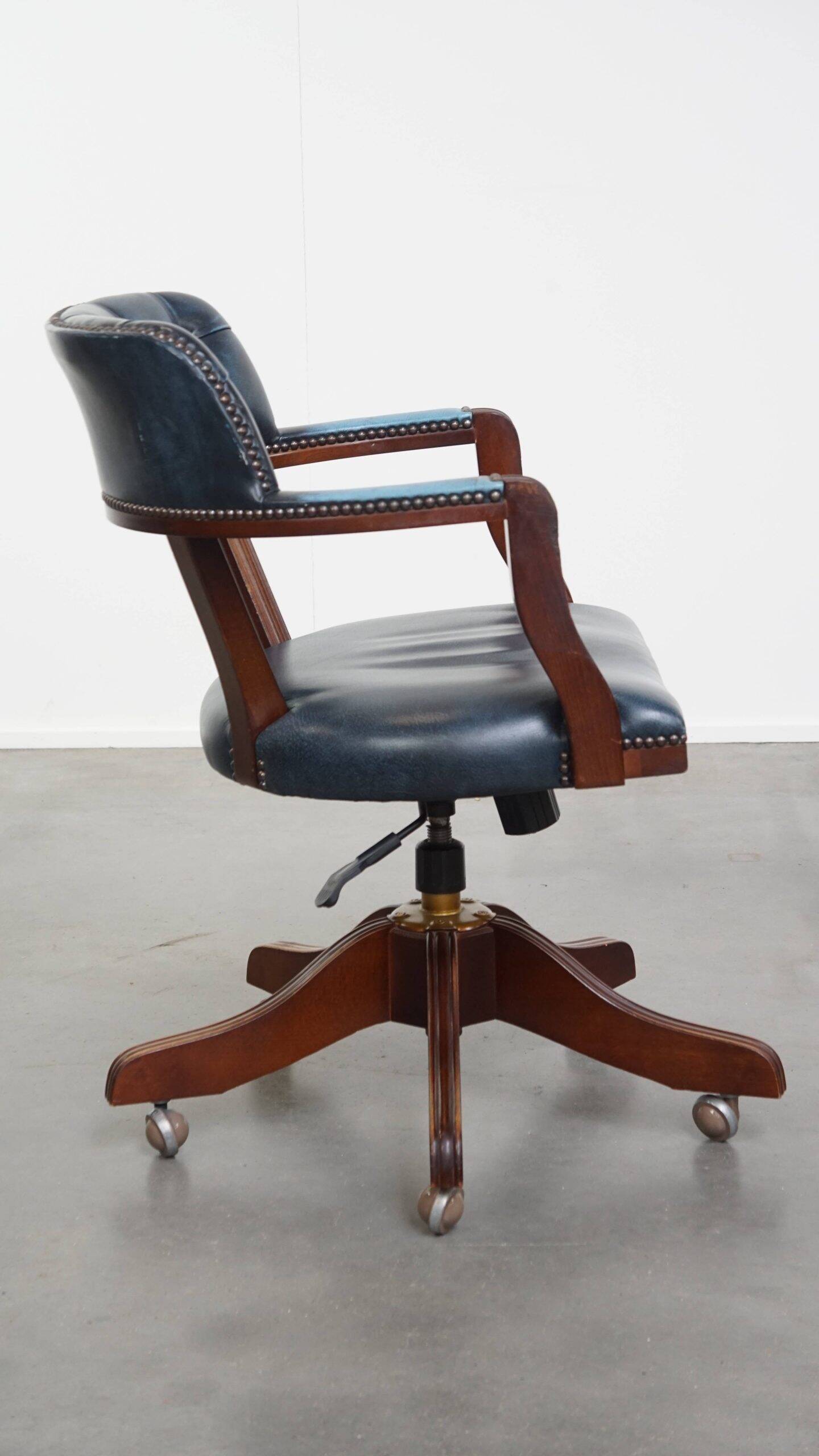 Bureau et chaise de bureau Chesterfield en cuir de vachette bleu