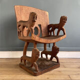 Fauteuils de dignitaire en bois sculpté et table