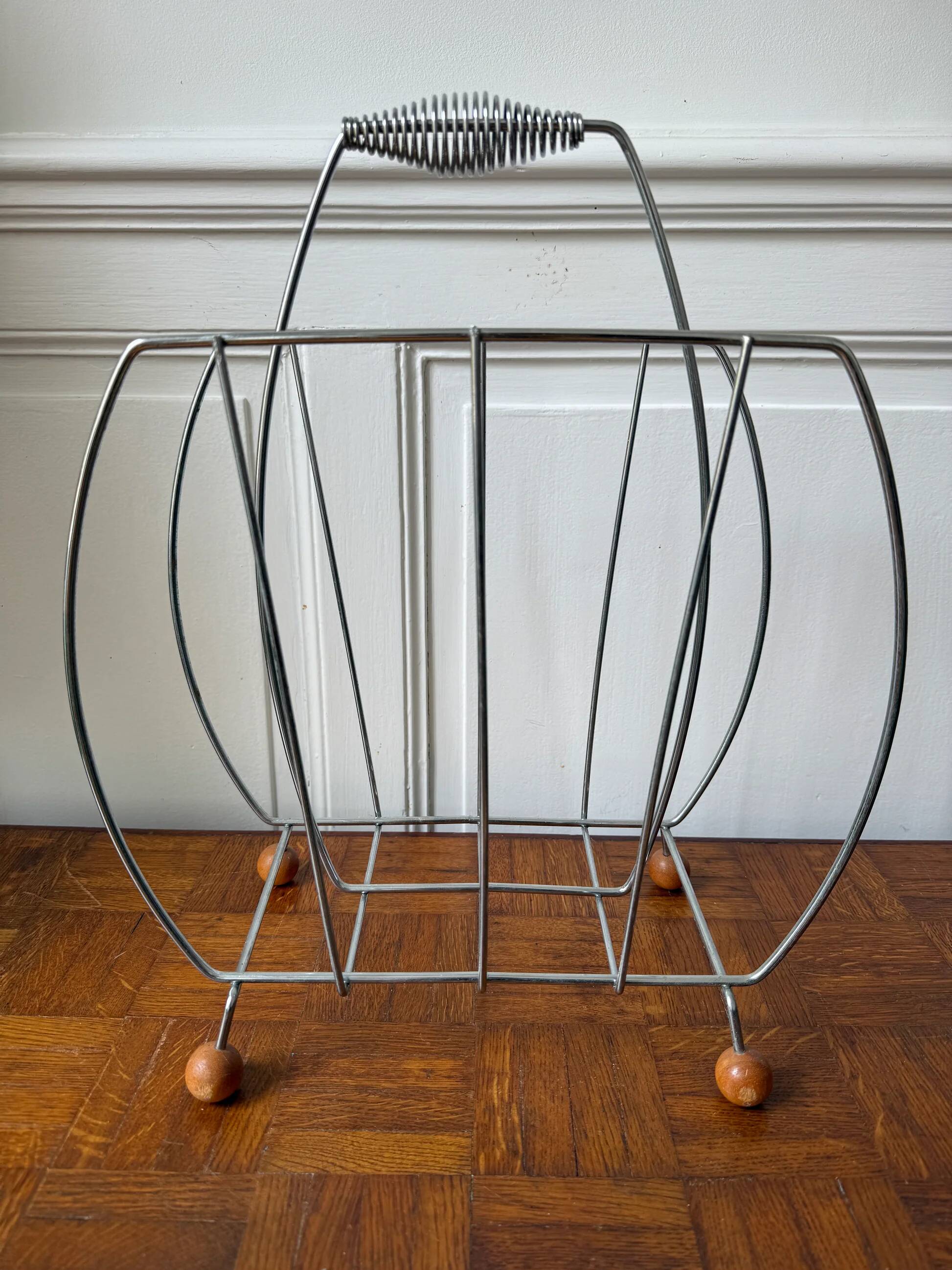 Vintage magazine rack – the retro charm of the 60s/70s