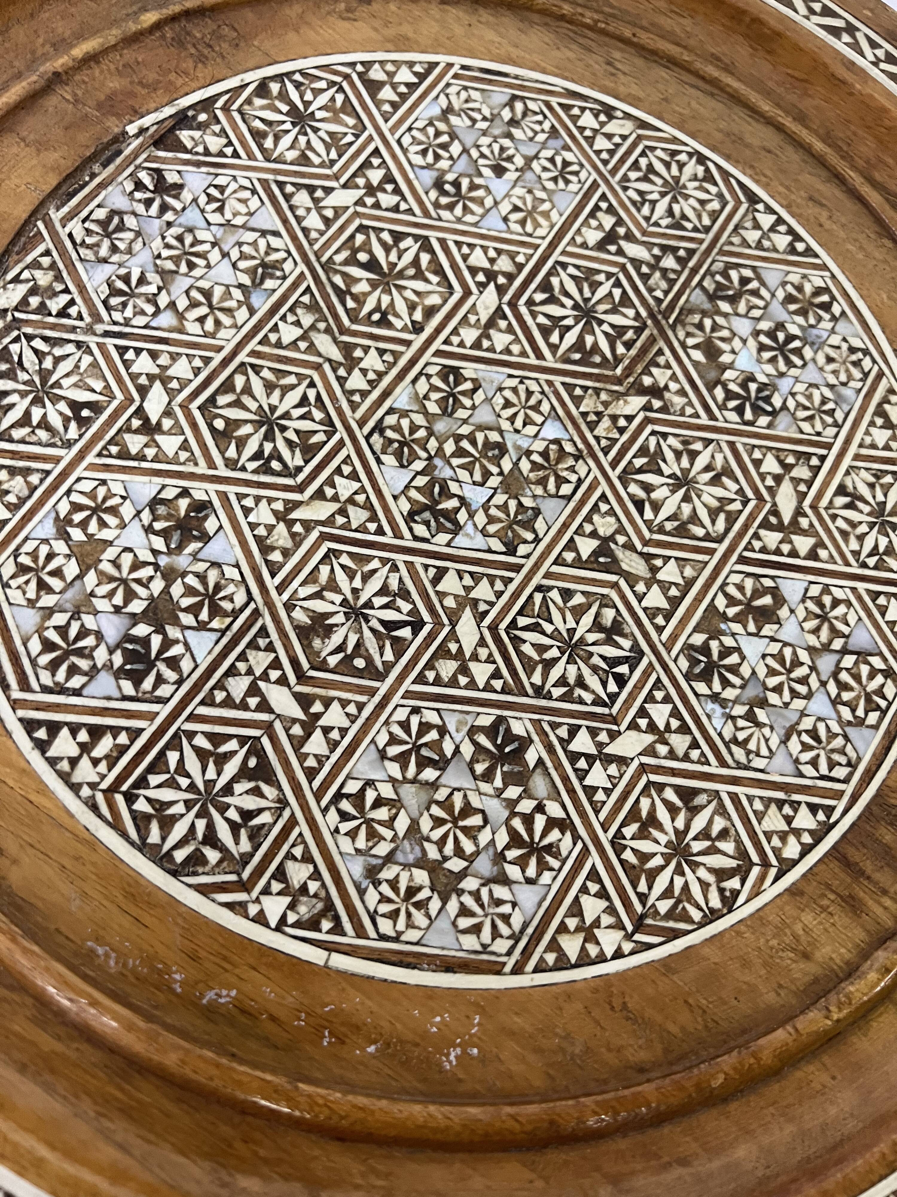 Wooden pedestal table / harness