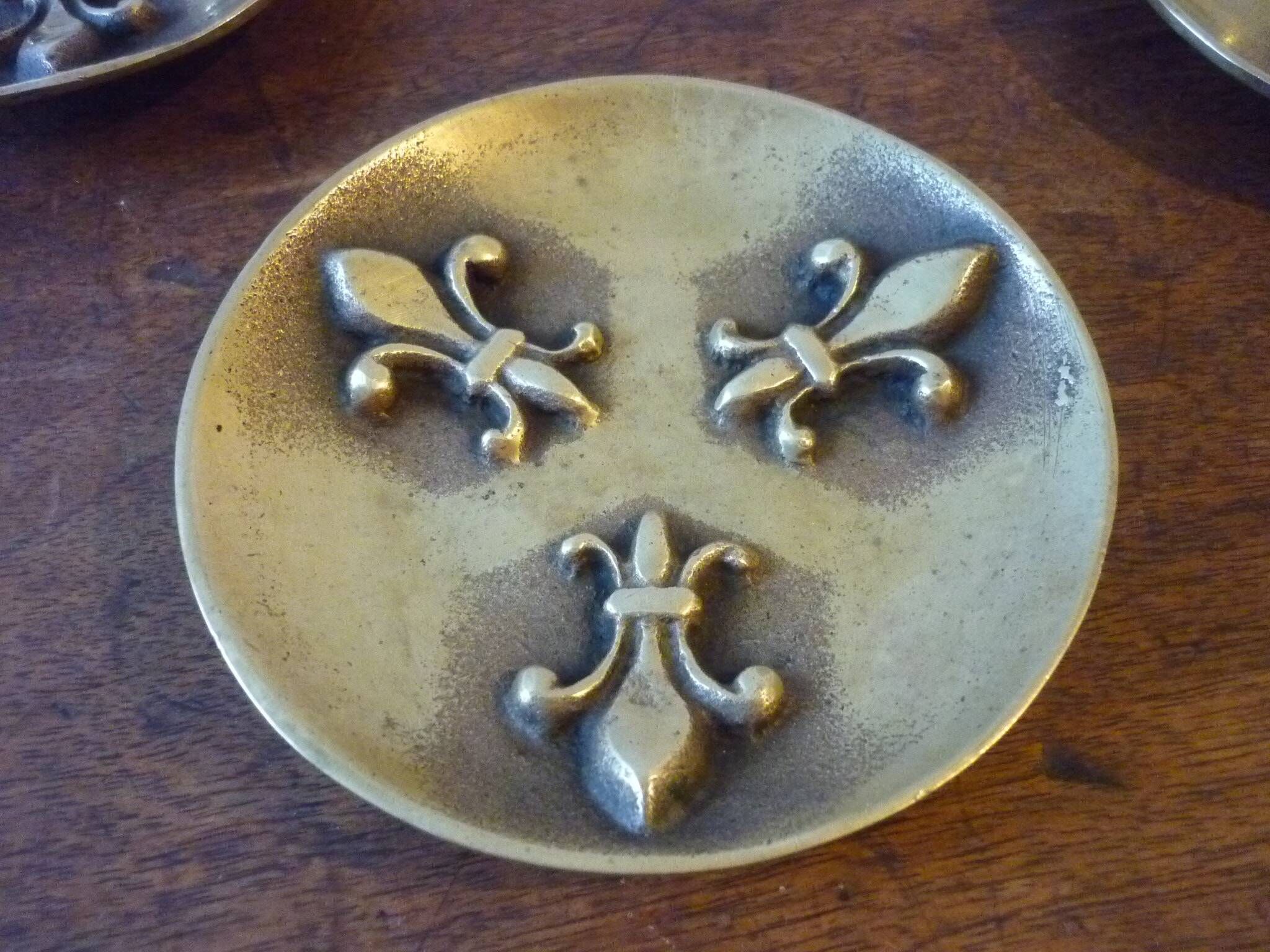 Coupelle en bronze décorée de fleurs de lys
