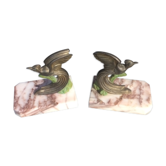Birds tightens books marble support