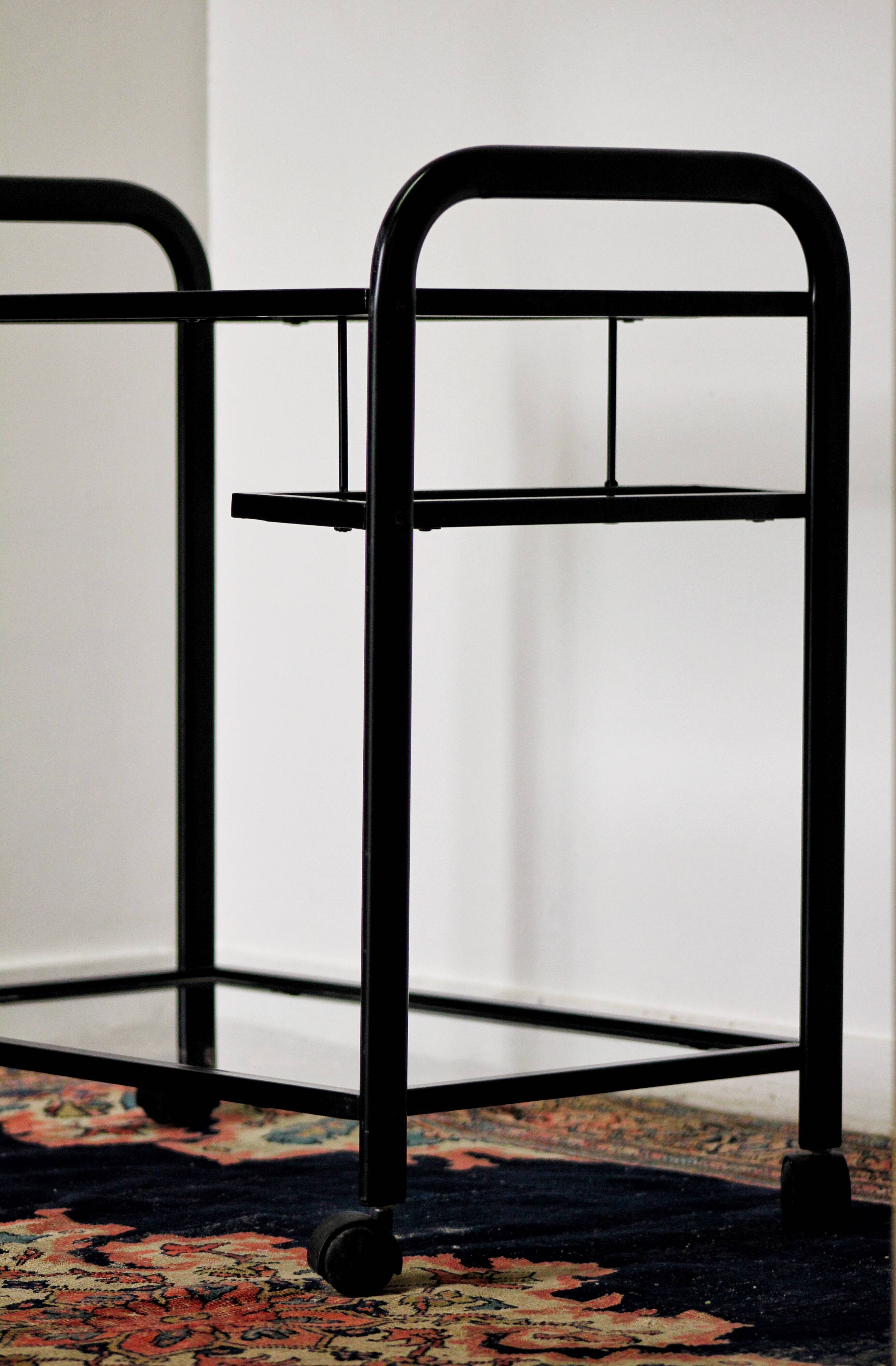 Black metal rolling dessert