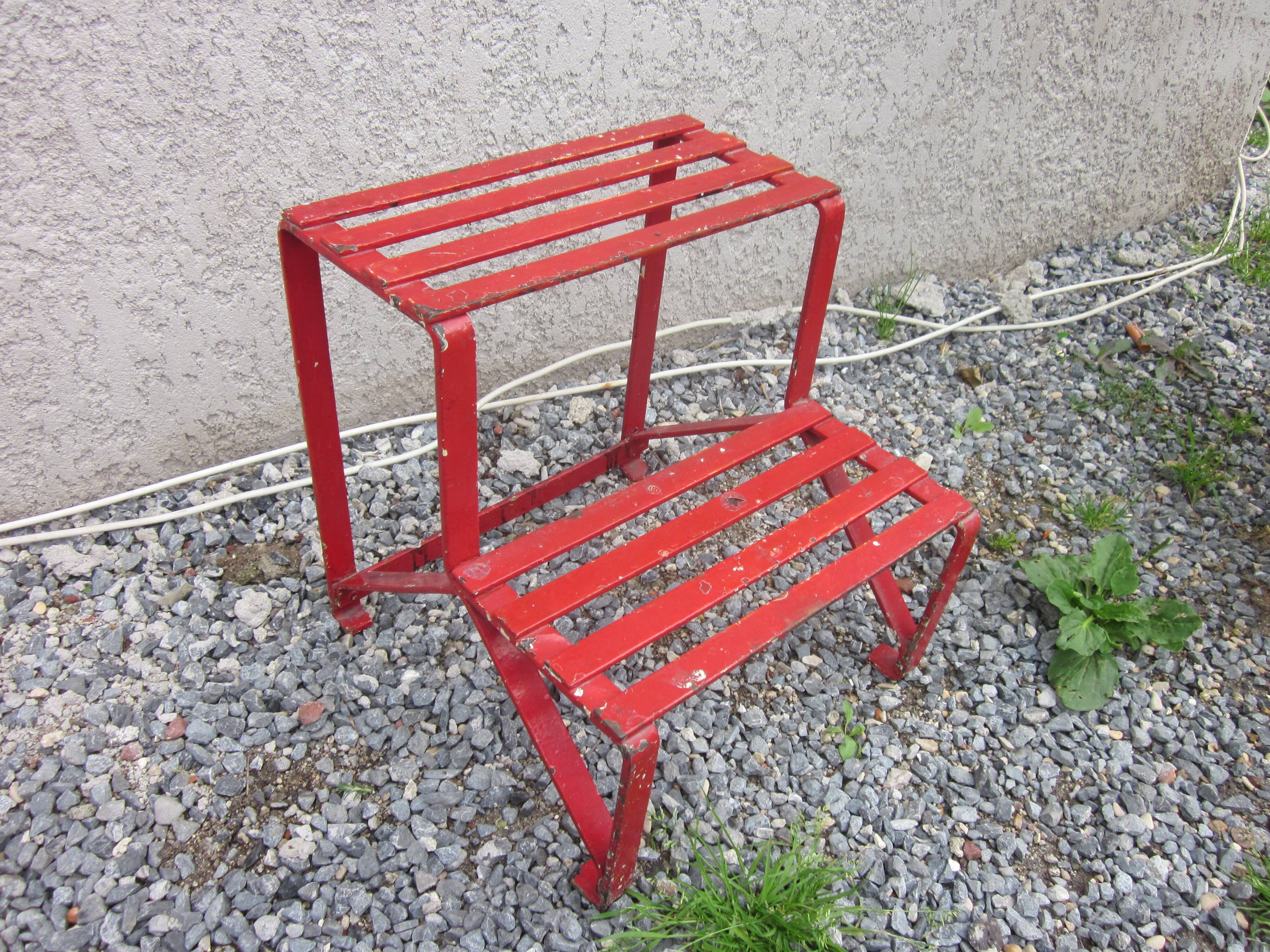 Rivetè metal plant door