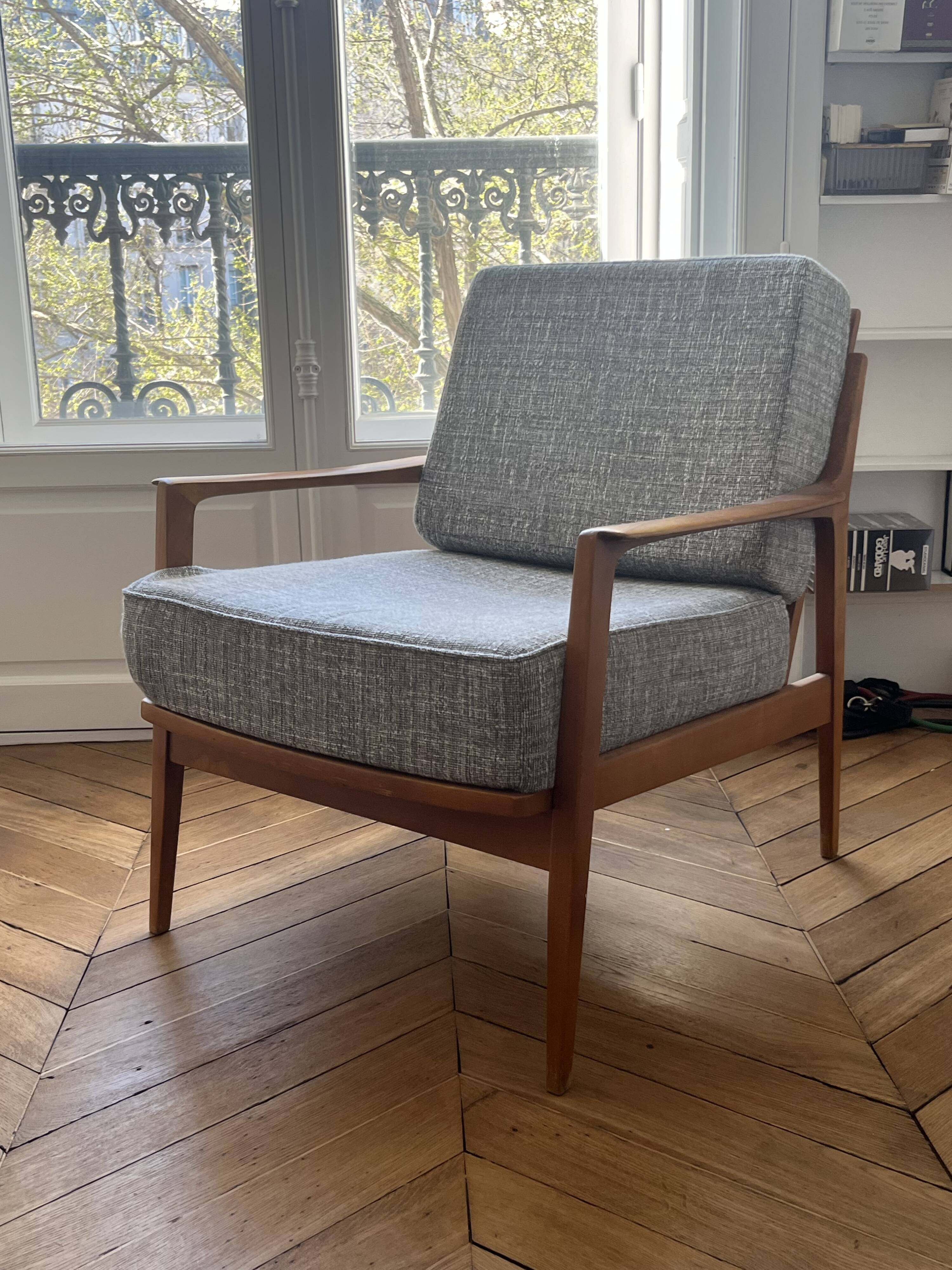 Complete Knoll Original sofa. New fabric. Good condition.