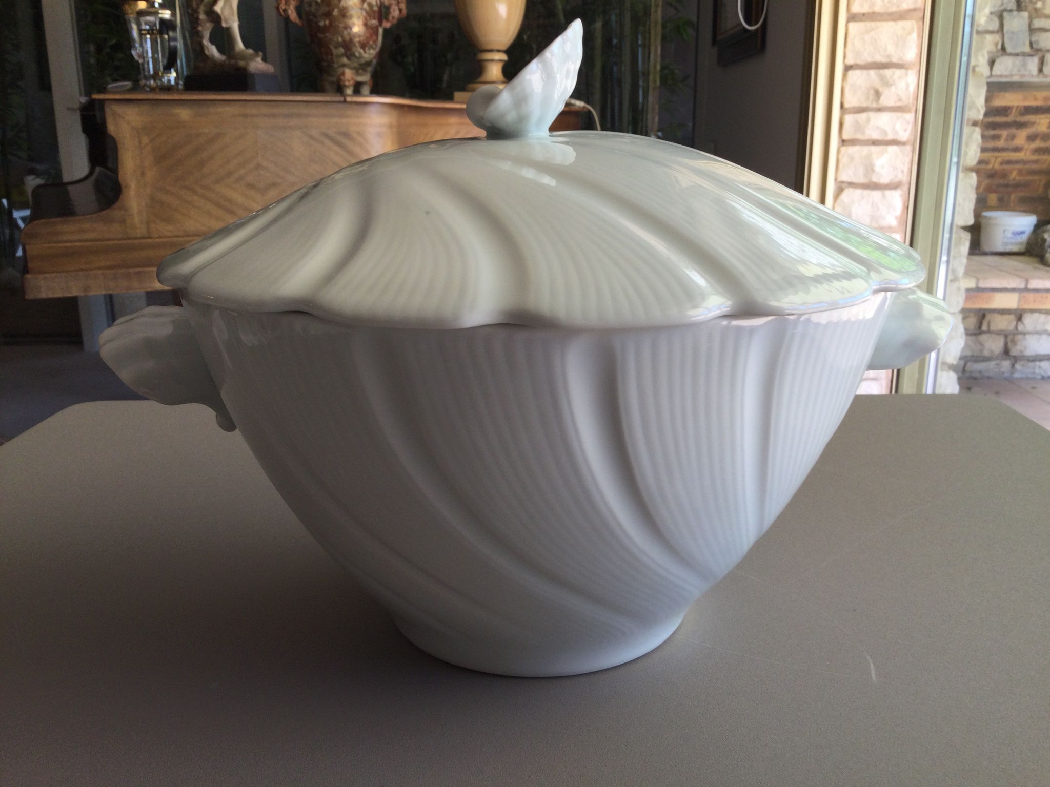 Soupière blanche en porcelaine de Limoges