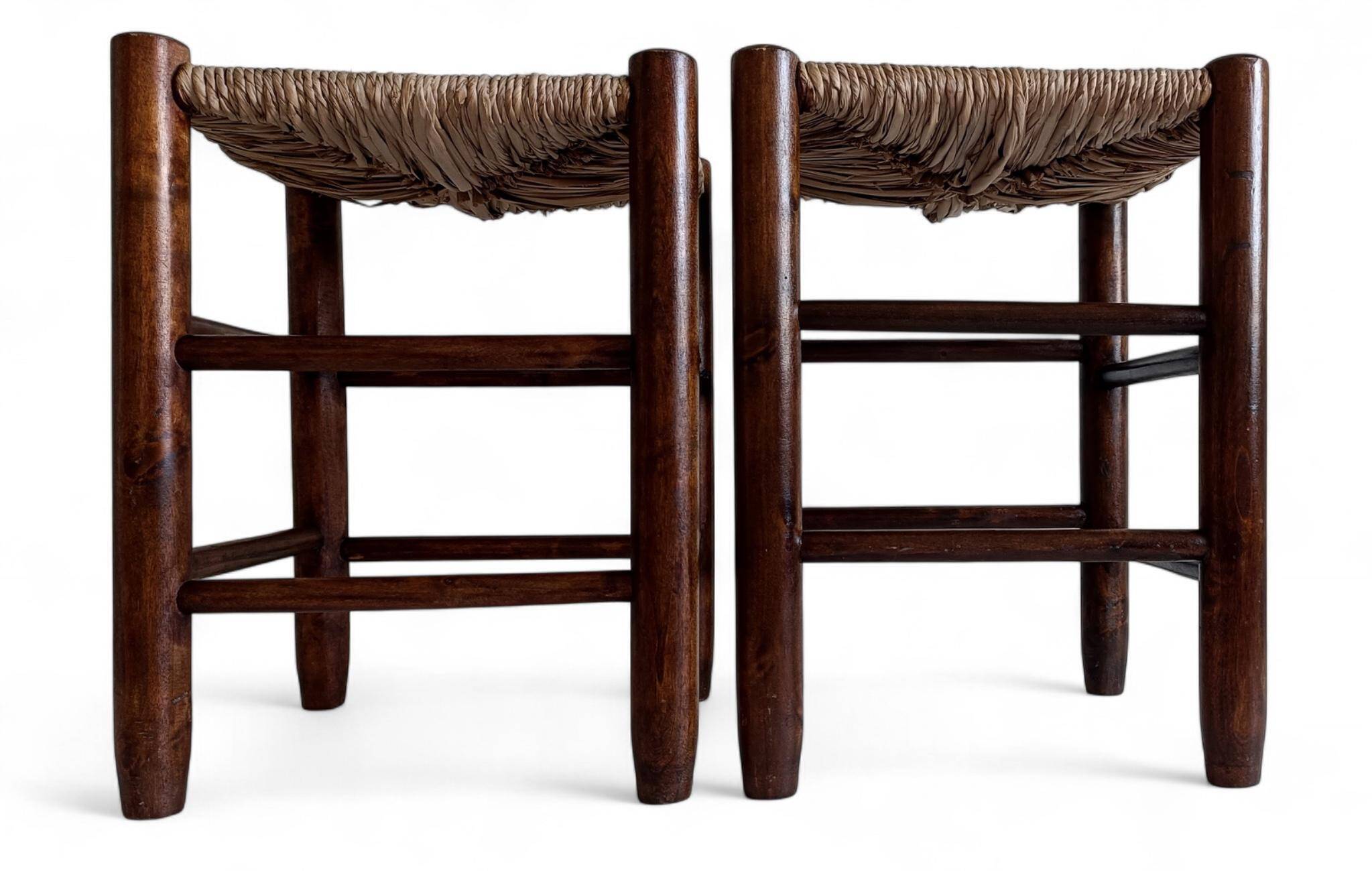 Style Charlotte Perriand, paire de tabourets en bois rustique et paille, France, vers 1950.