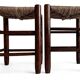 Style Charlotte Perriand, paire de tabourets en bois rustique et paille, France, vers 1950.