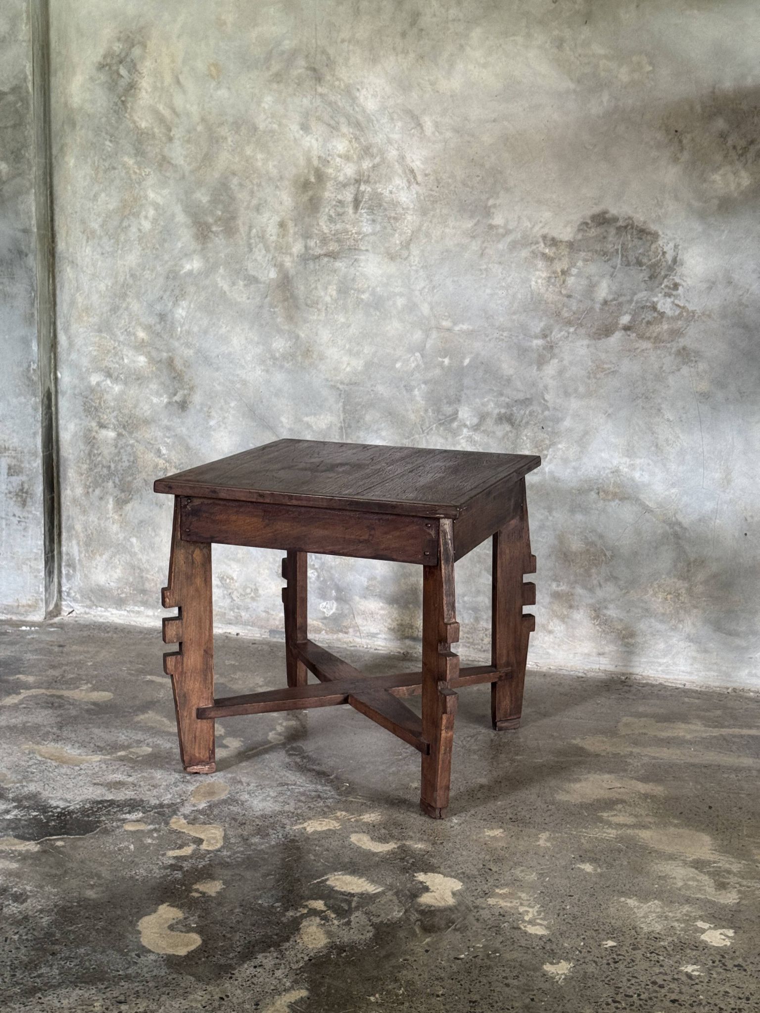 Coffee table, petite table basse indonésienne ancienne moderniste en teck