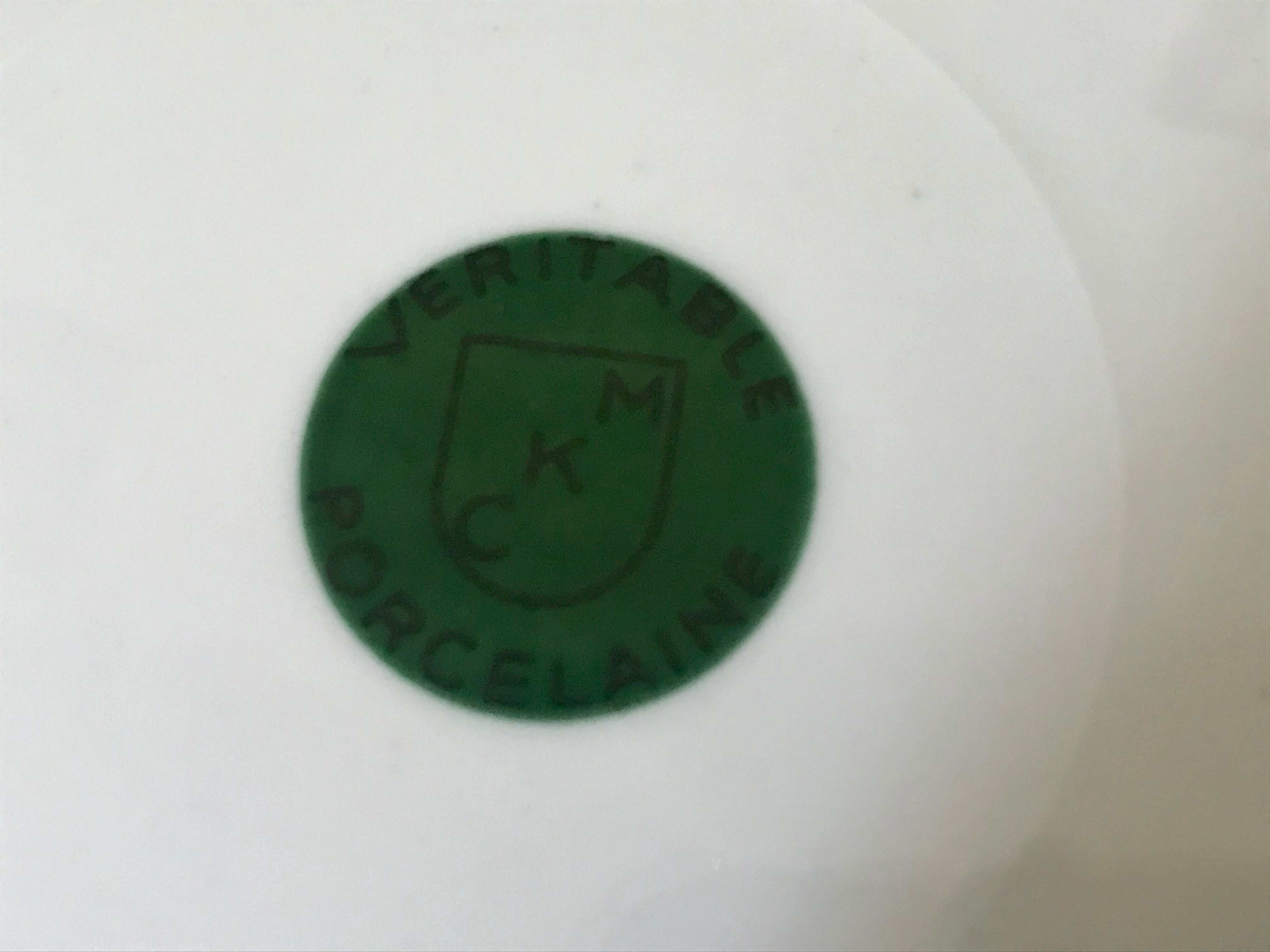 12 assiettes en porcelaine