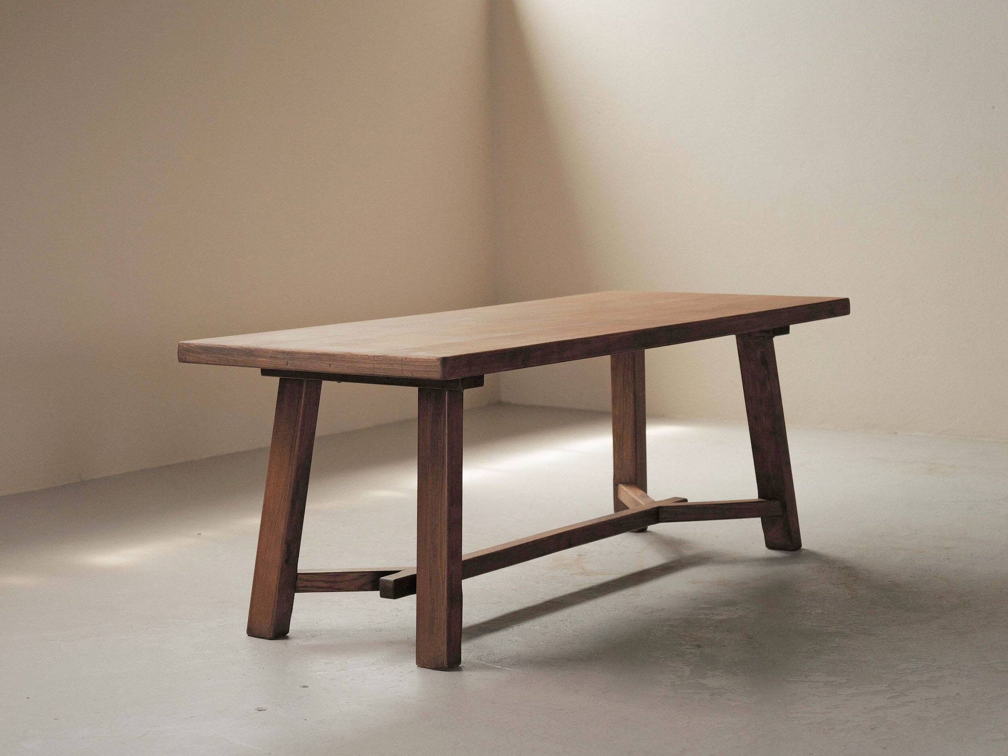 Grande table artisanale en chêne, France, vers 1970