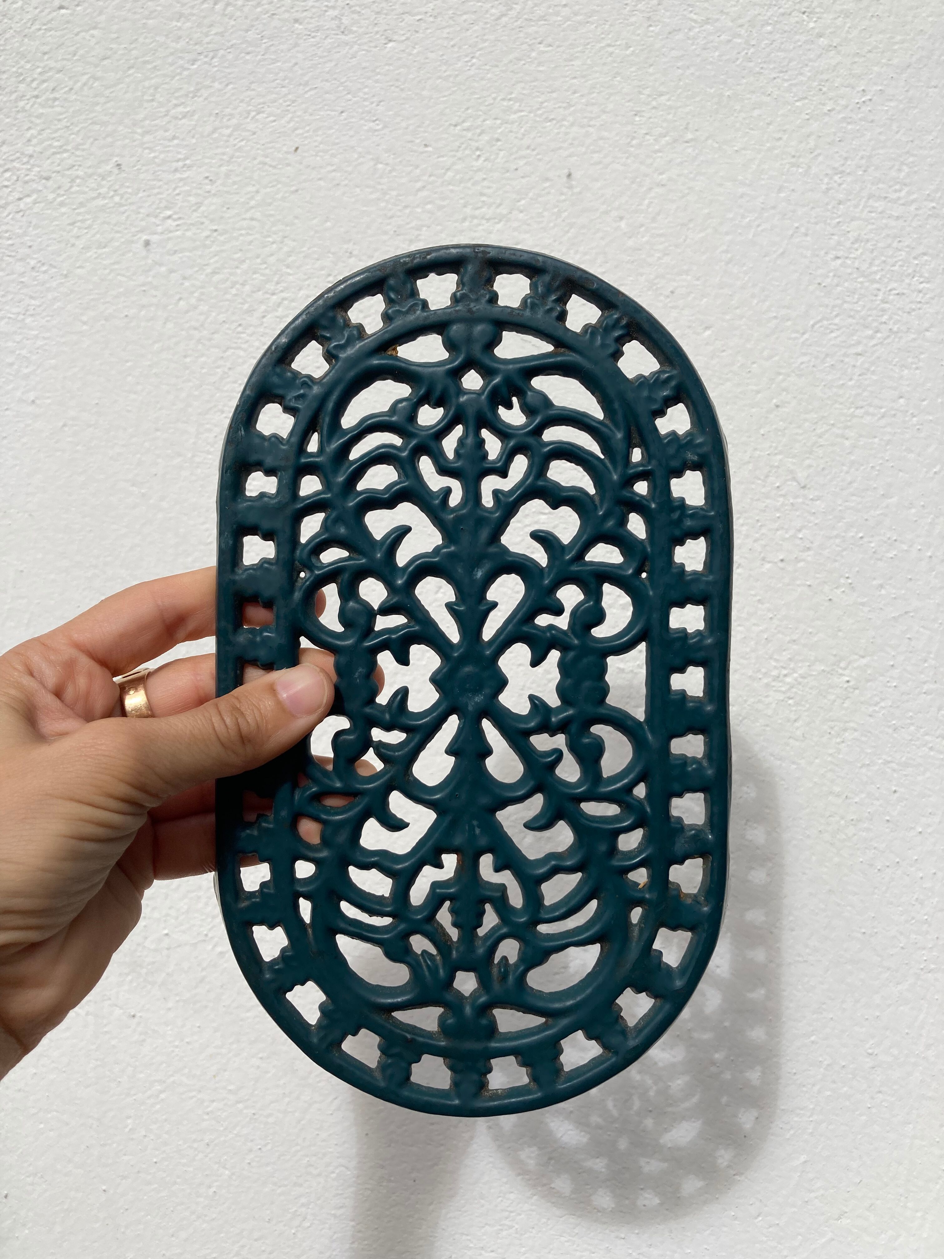 Duo of oval red and green cast iron trivets 60s 70s