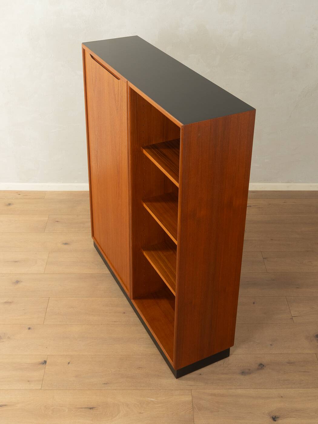 Commode classique des années 1960, placage en teck, dessus en HPL noir.