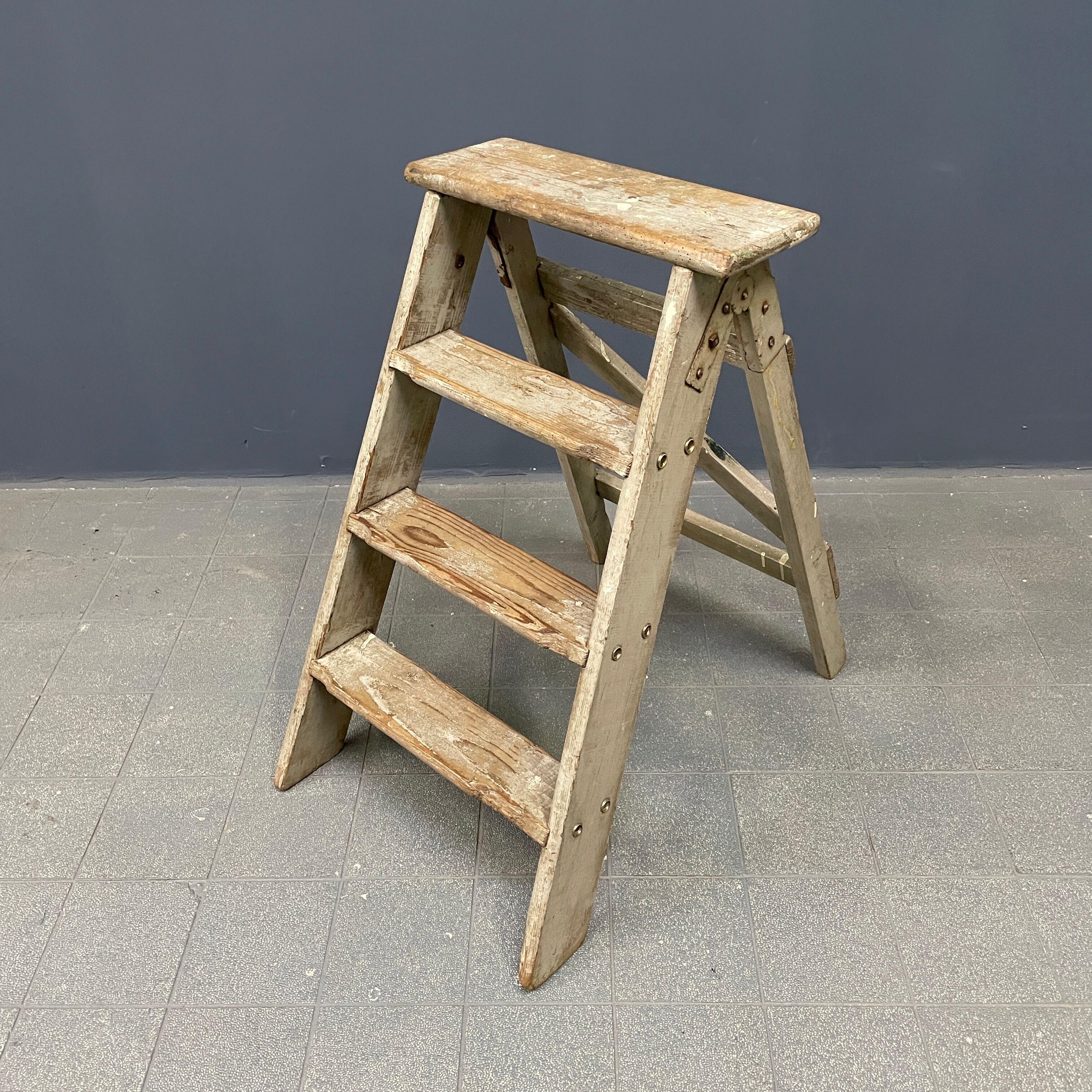 Escaliers ou marches en brocante gris clair