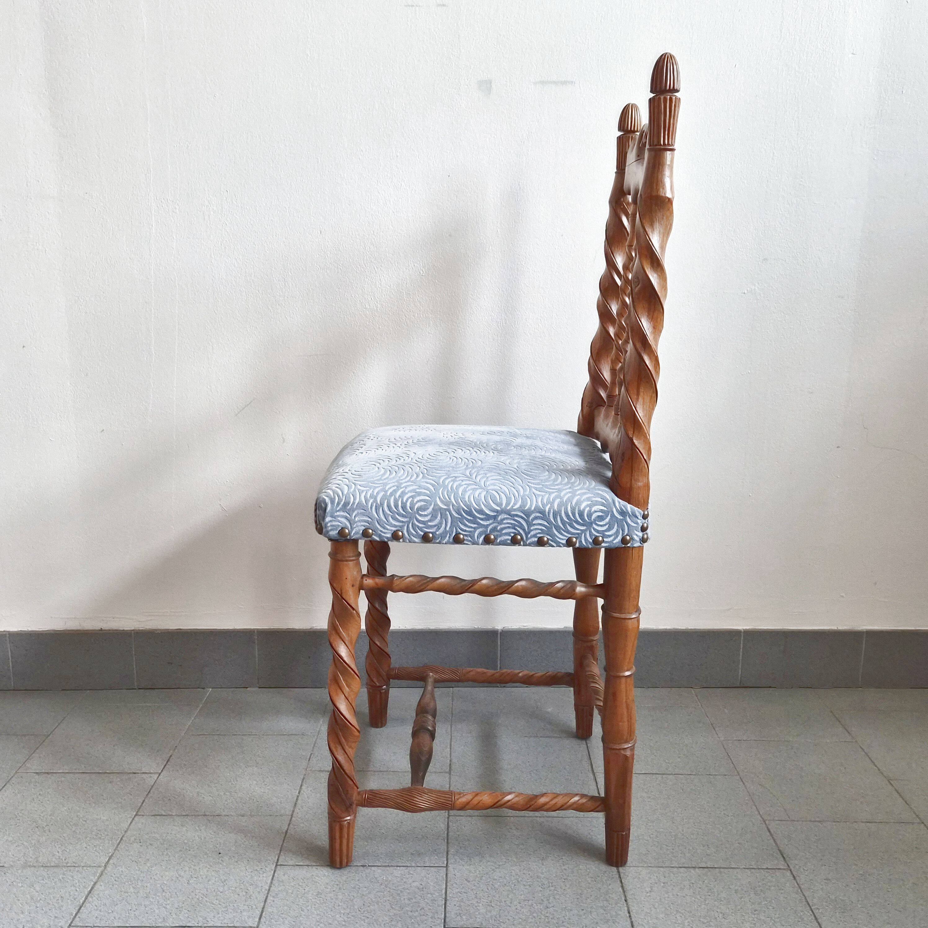 Chaise vintage en bois sculpté