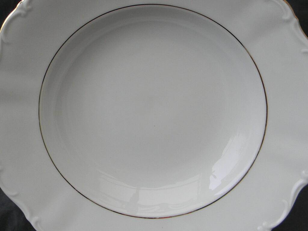 Set of 6 deep porcelain plates. Germany BAVARIA. Gold rim.