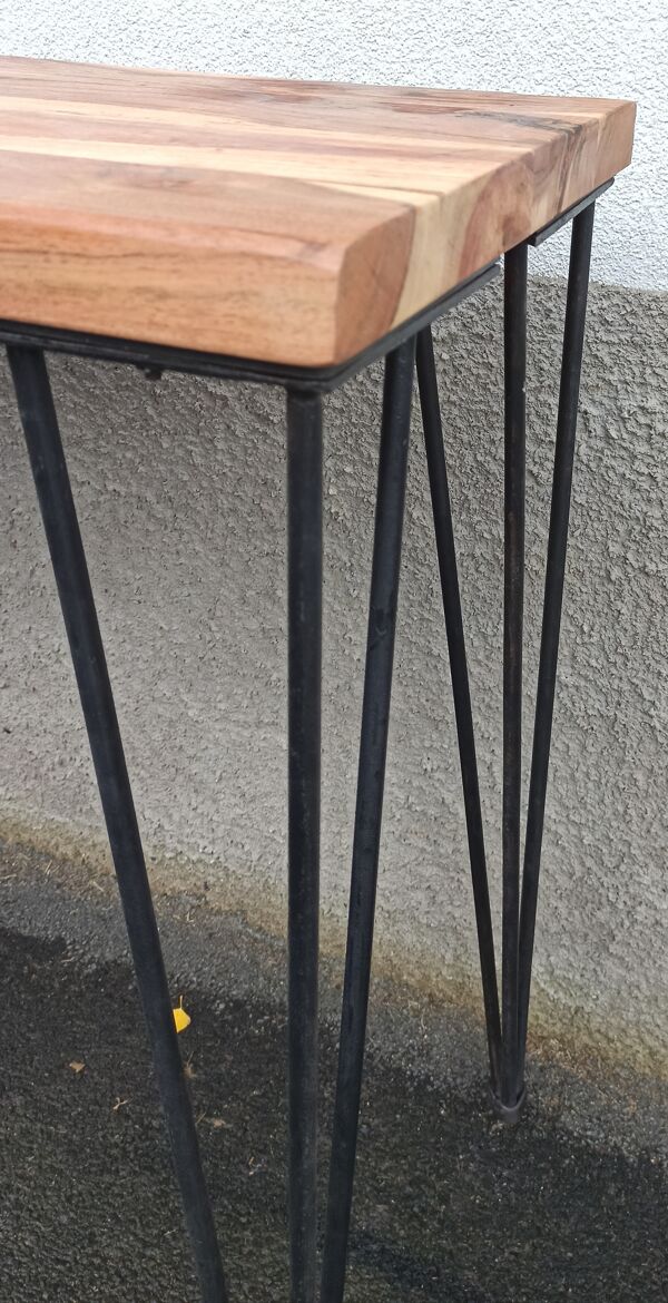 Console en bois avec pieds en métal noir