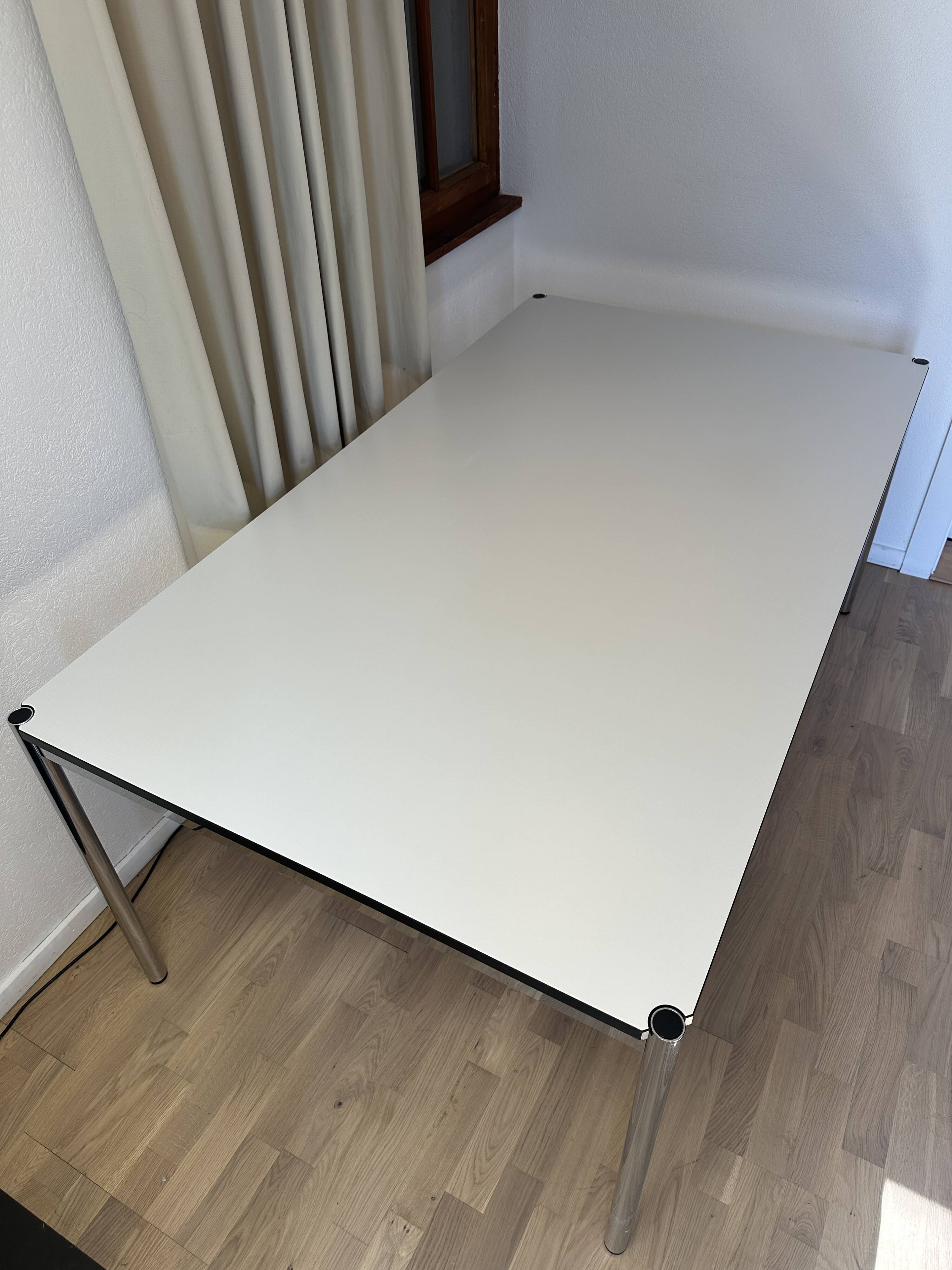 Bureau USM Haller en stratifié gris perle