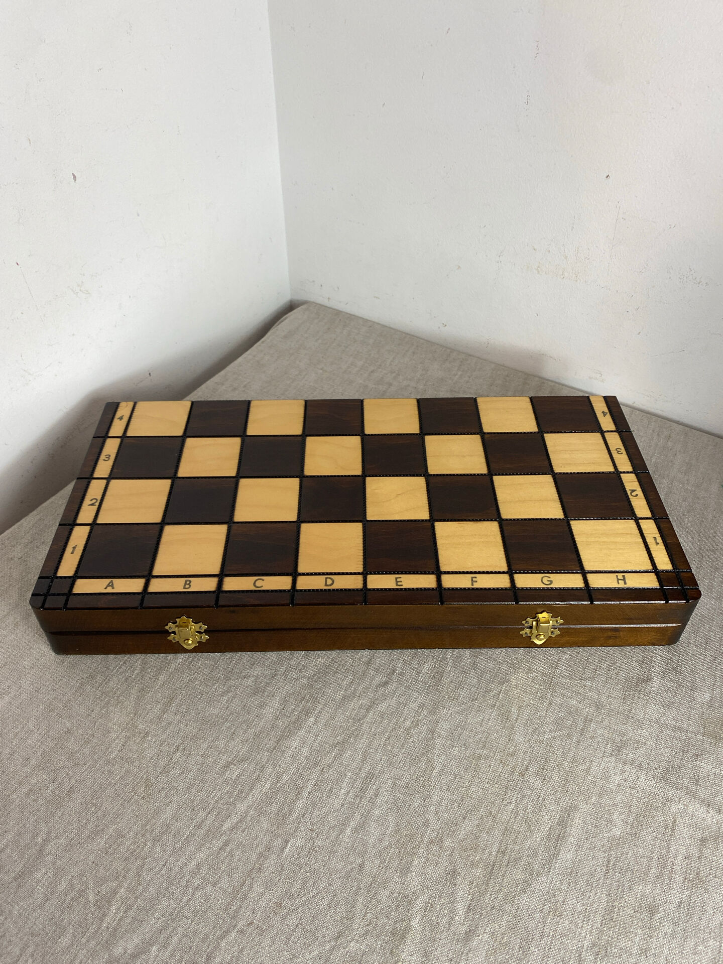 Jeu d’échec avec plateau et pièces en bois 