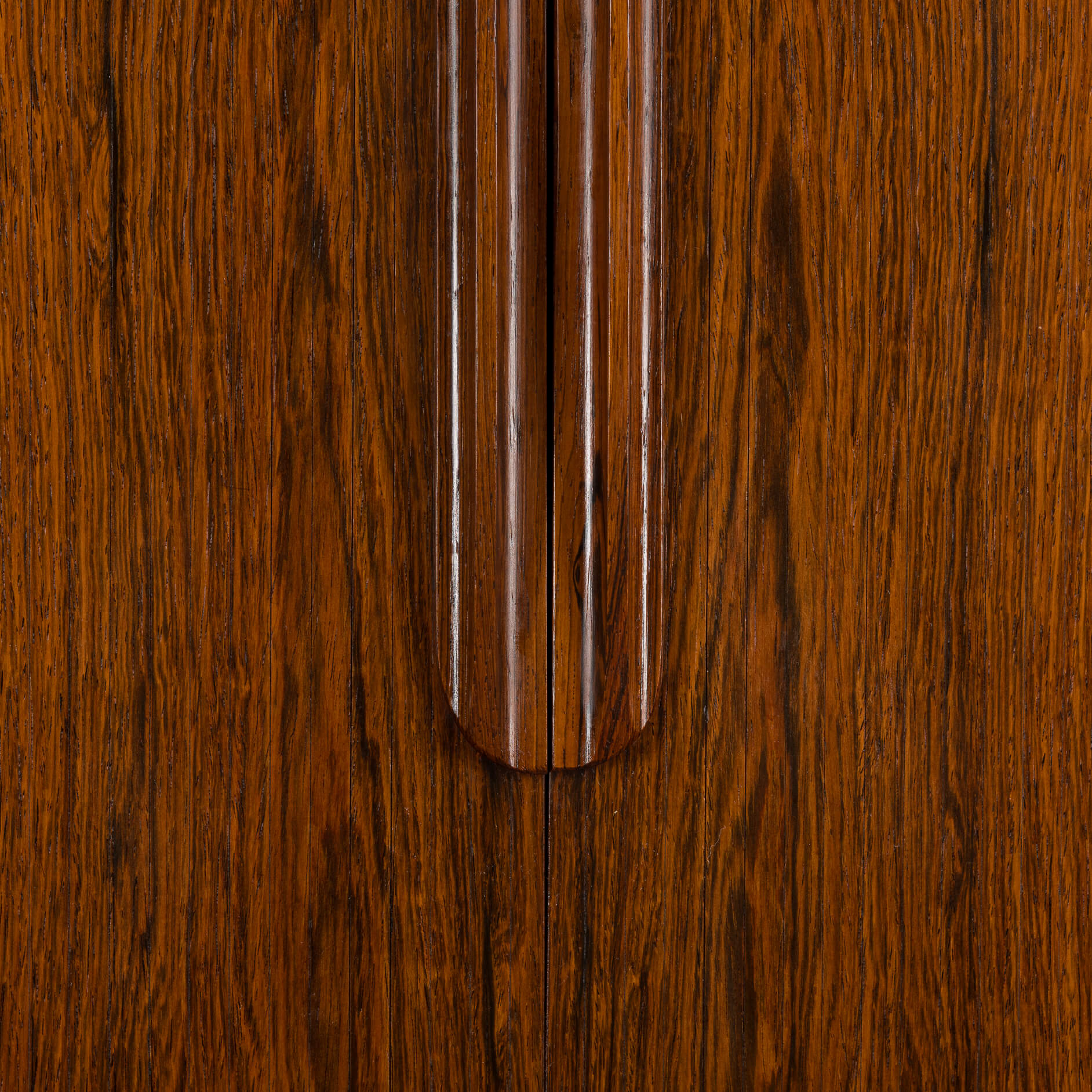 Buffet en palissandre haut avec portes tambour fabriqué par Farstrup, années 1960.