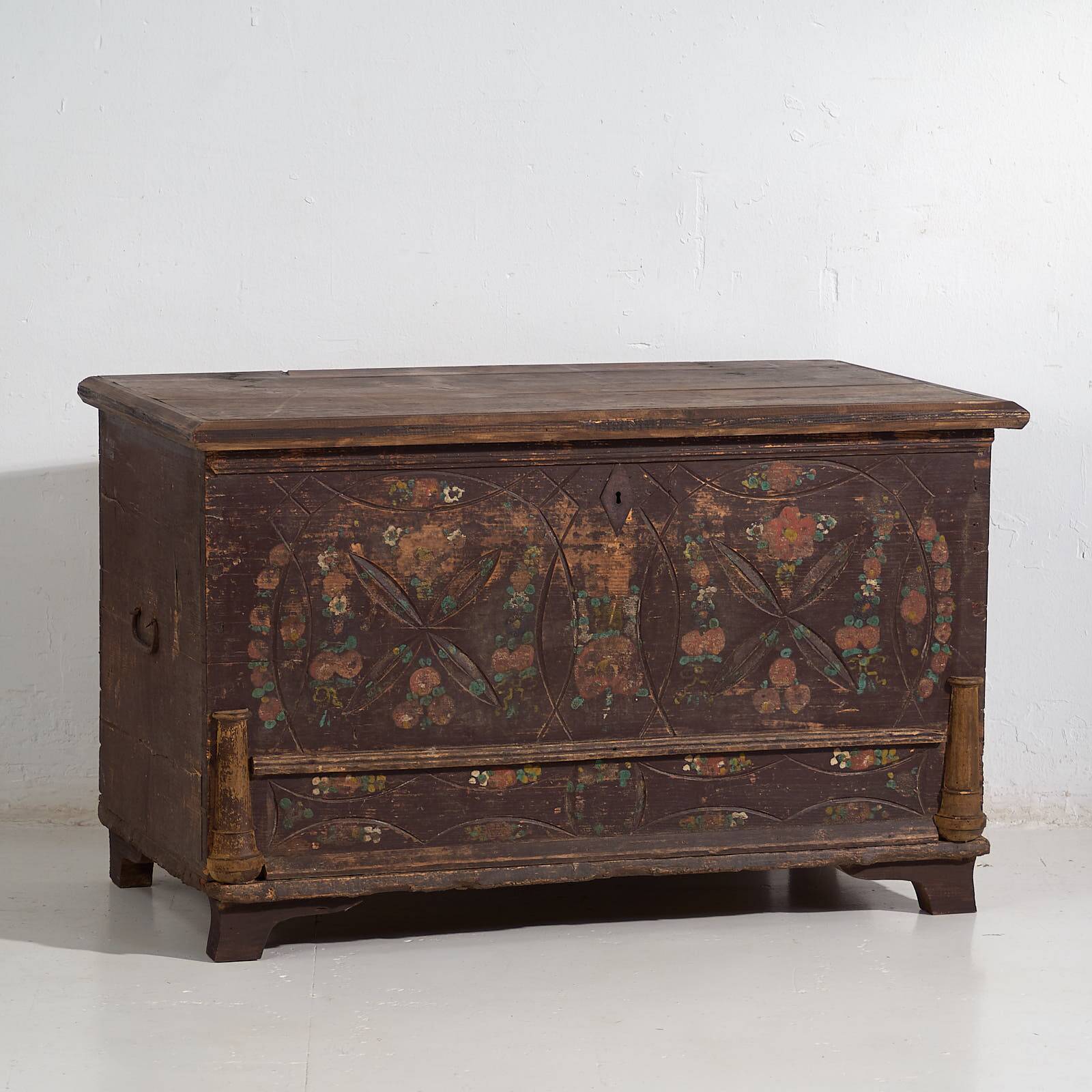 Antique wedding chest with raised plant decoration (circa 1820)
