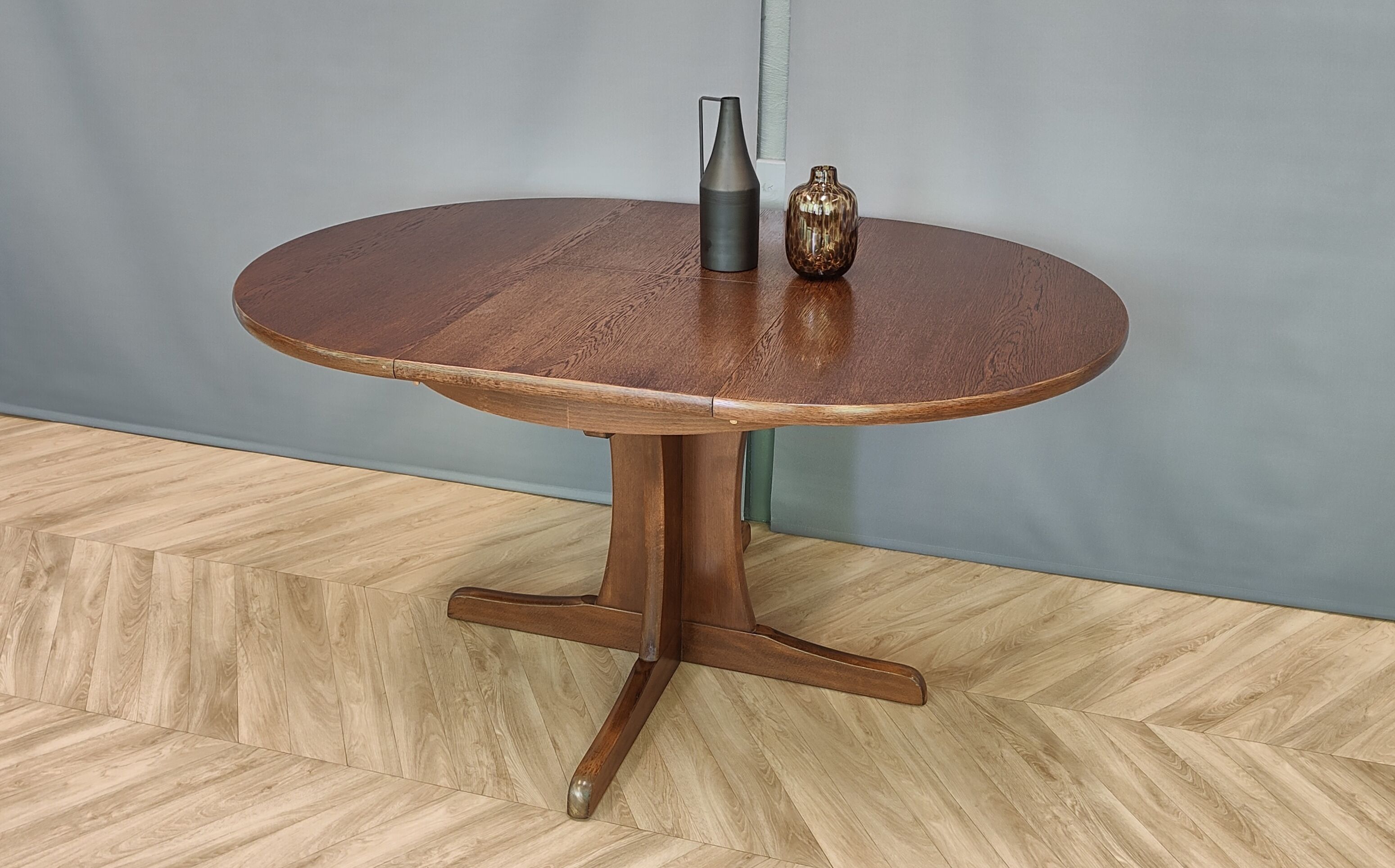 Mid-century extendable dining table