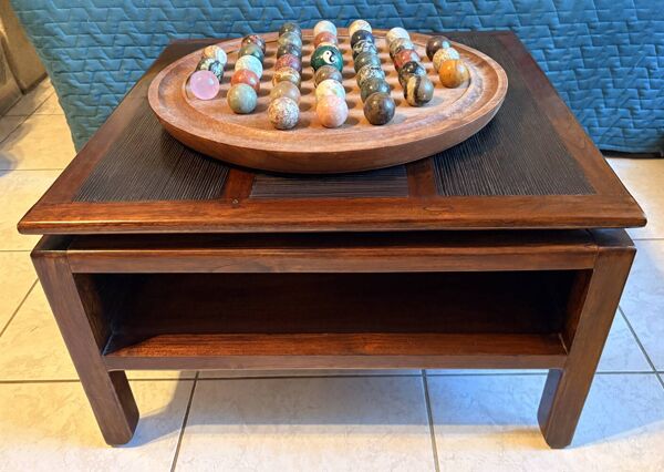 Table basse en bois massif et rotin de style colonial, années 70