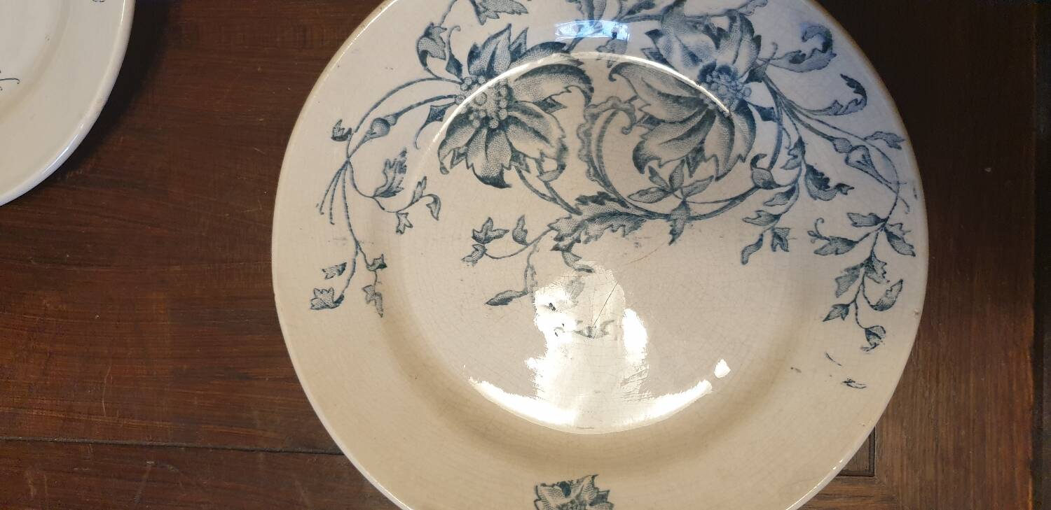 Six earthenware dinner plates from Grigny
