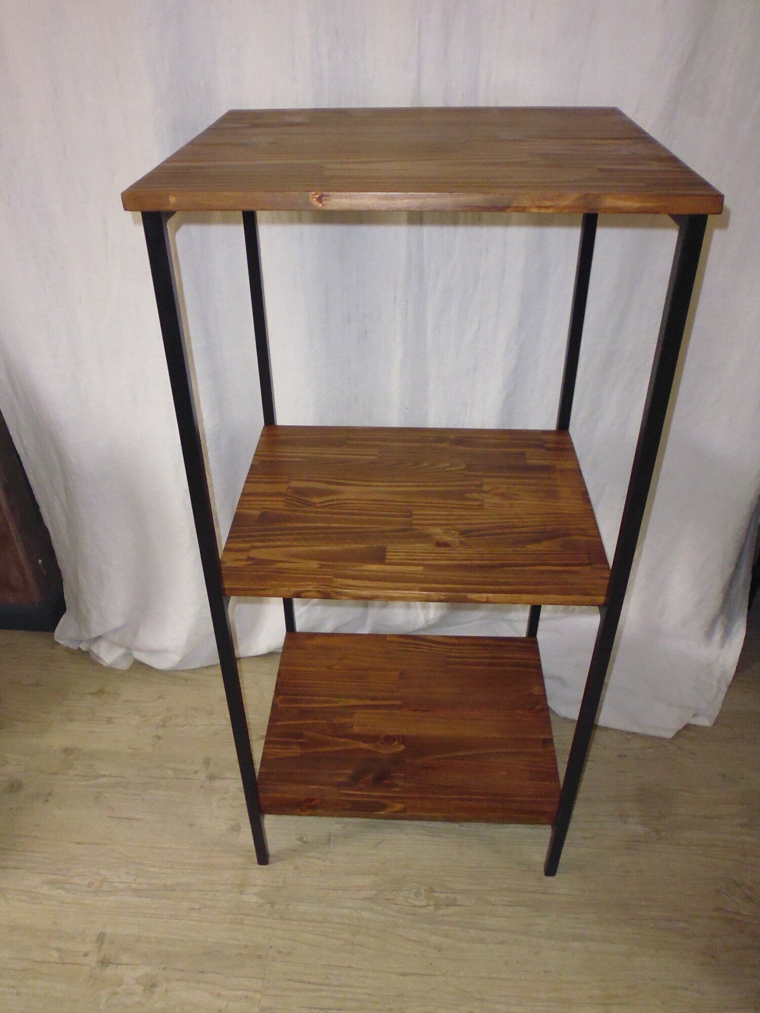 Extended workshop column on metal and wood stand
