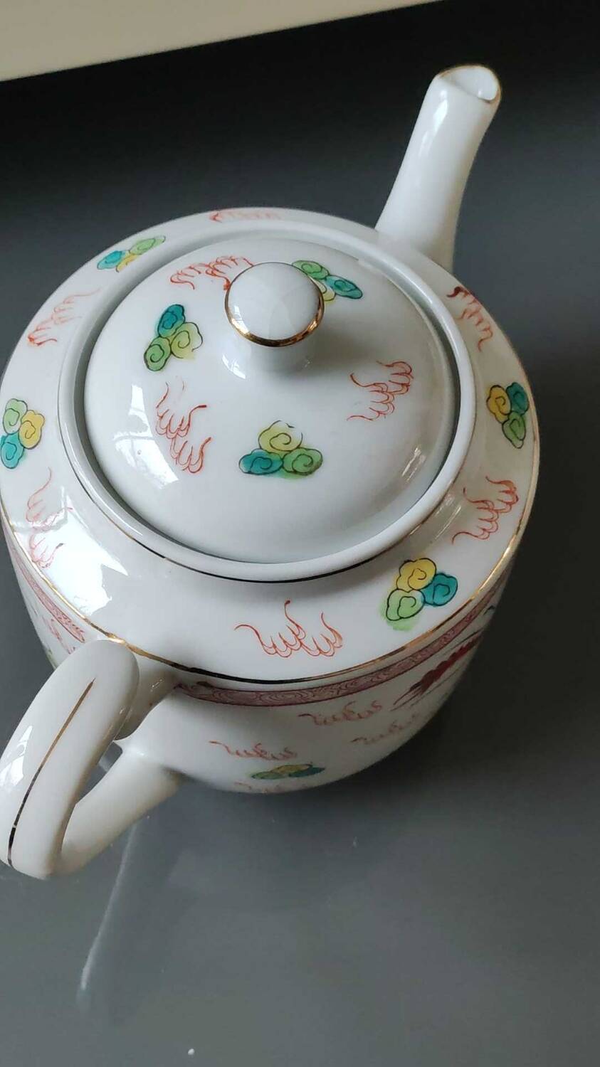 Chinese tea service/Teapot + 6 cups. In fine porcelain. Dragons/Phoenix decor. Feng Shui Rose Family Style. 70s