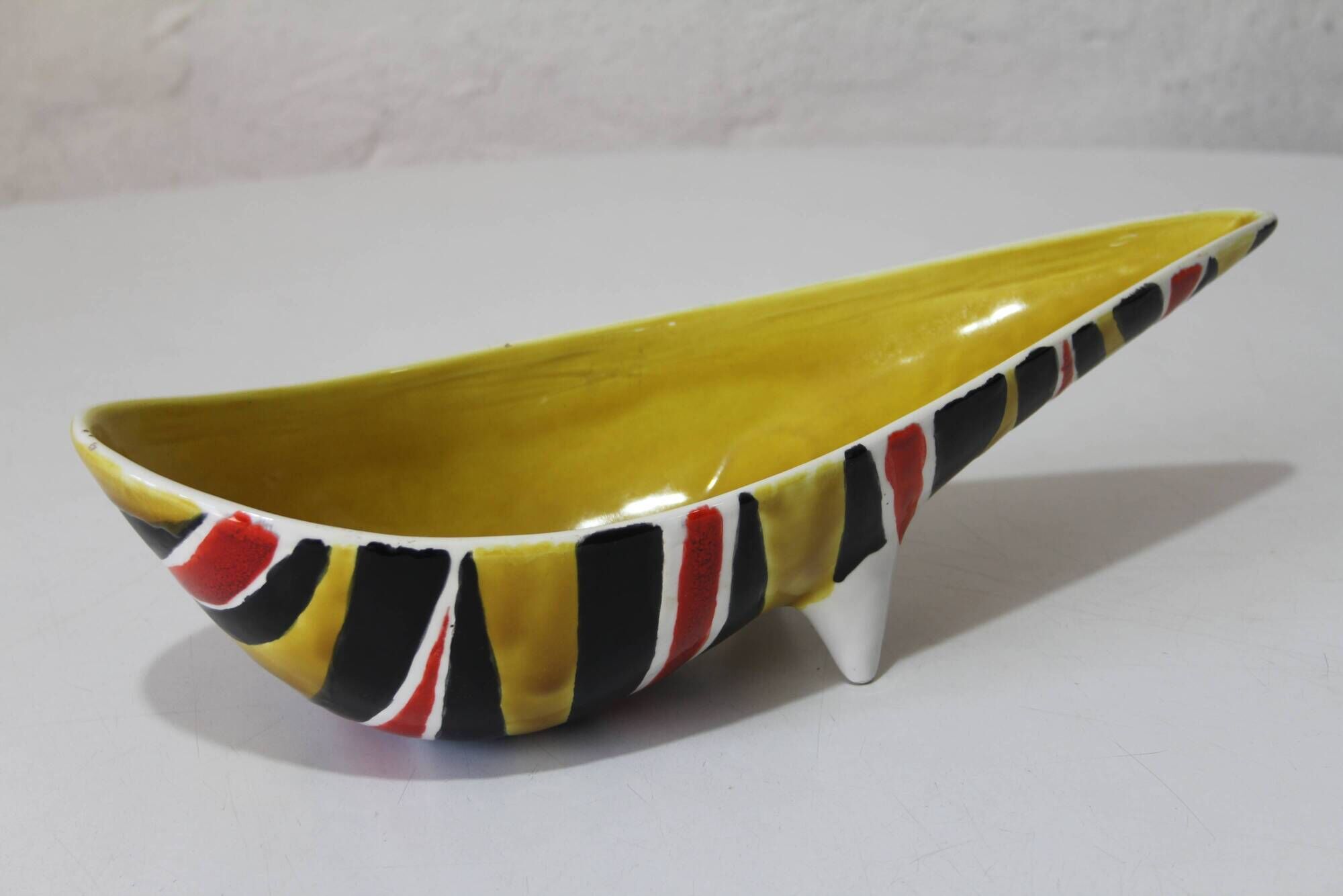 Large tricolour boat-shaped fruit bowl from the 1950s.